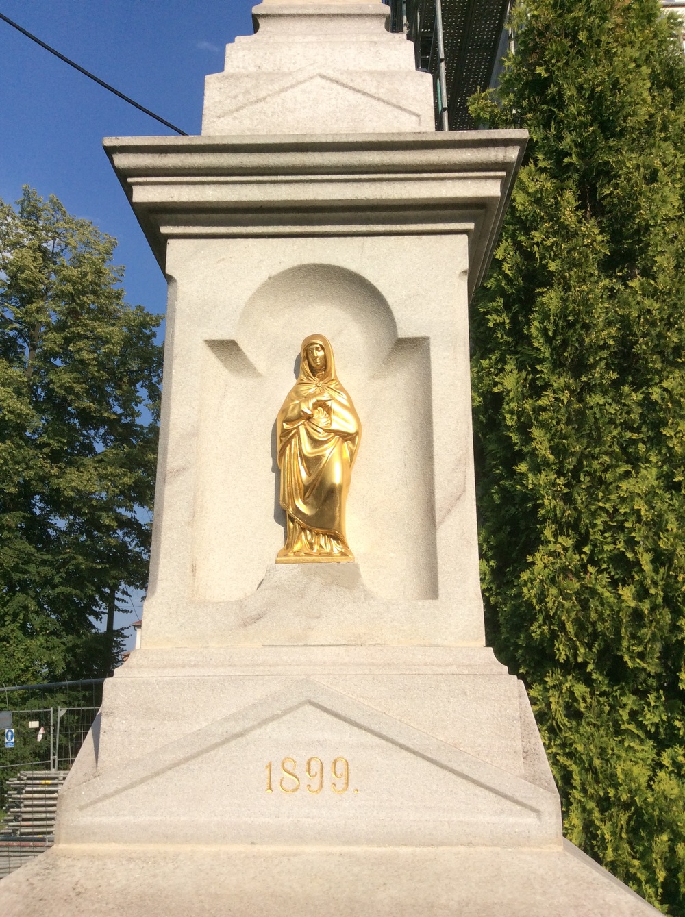 Kamenný kříž z roku 1899 u kostela sv. Hedviky v Doubravě