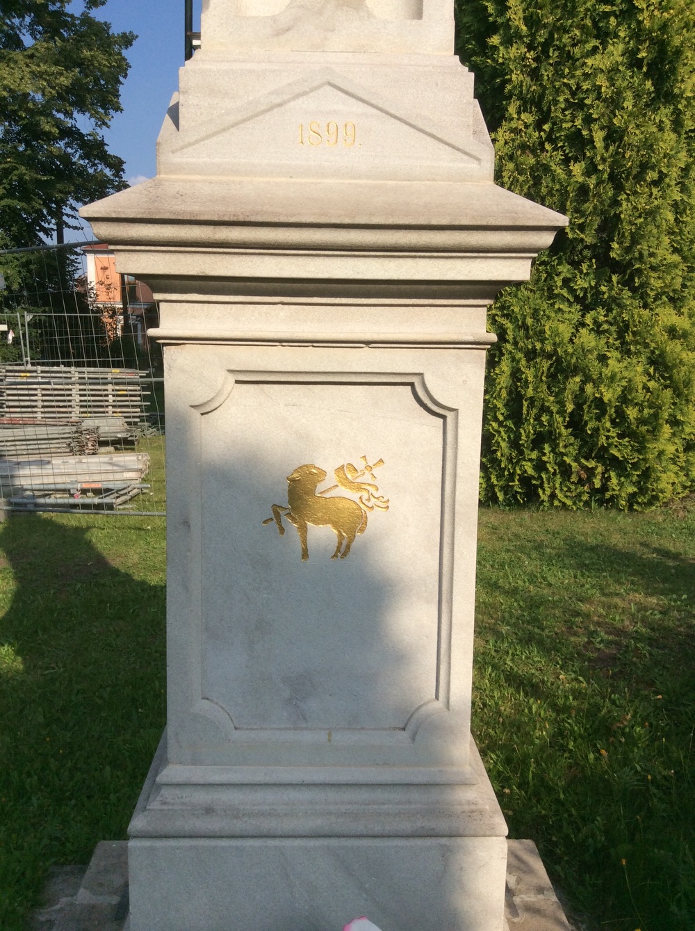 Kamenný kříž z roku 1899 u kostela sv. Hedviky v Doubravě