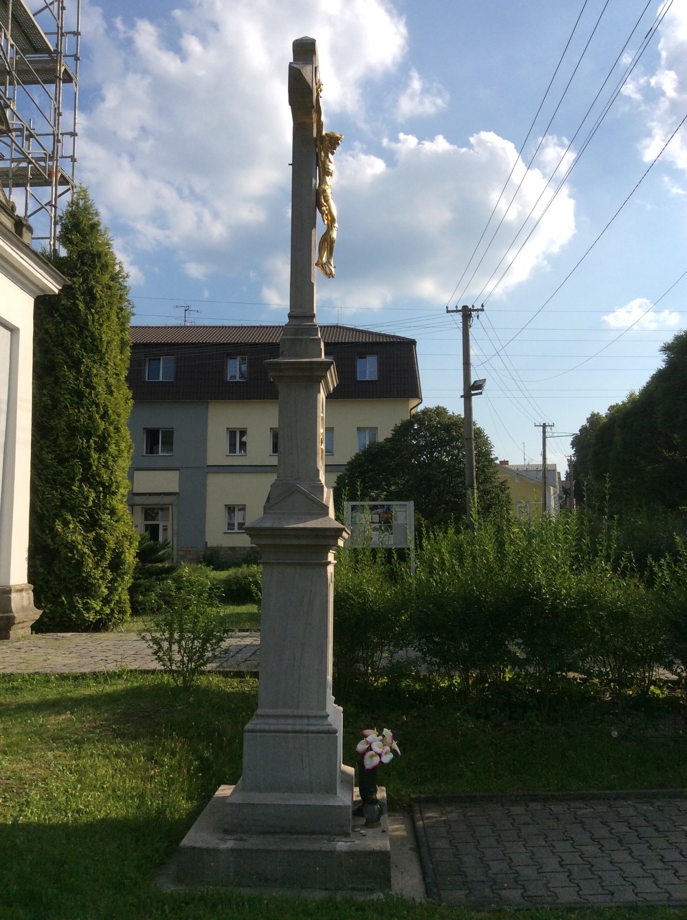 Kamenný kříž z roku 1899 u kostela sv. Hedviky v Doubravě