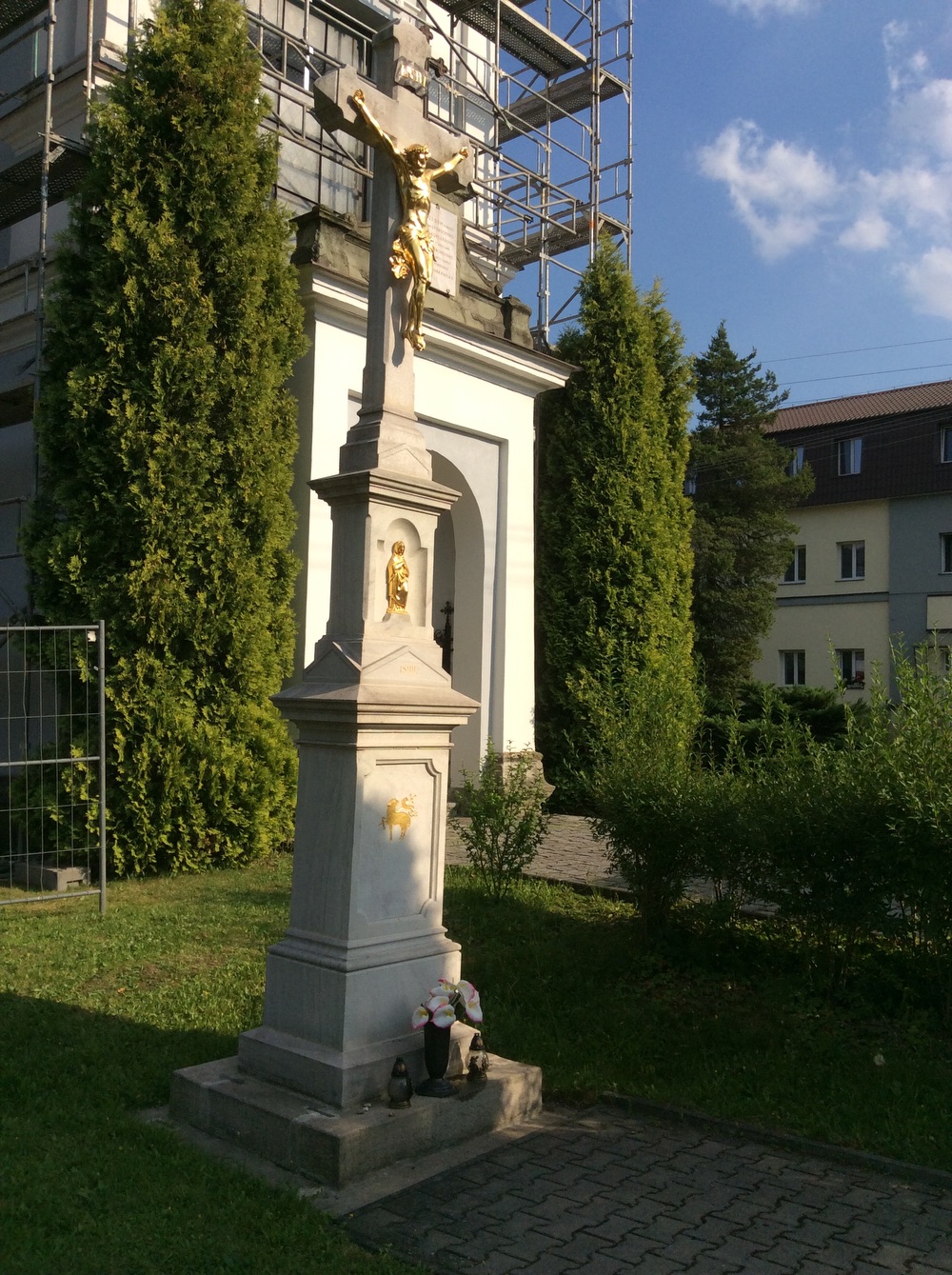 Kamenný kříž z roku 1899 u kostela sv. Hedviky v Doubravě
