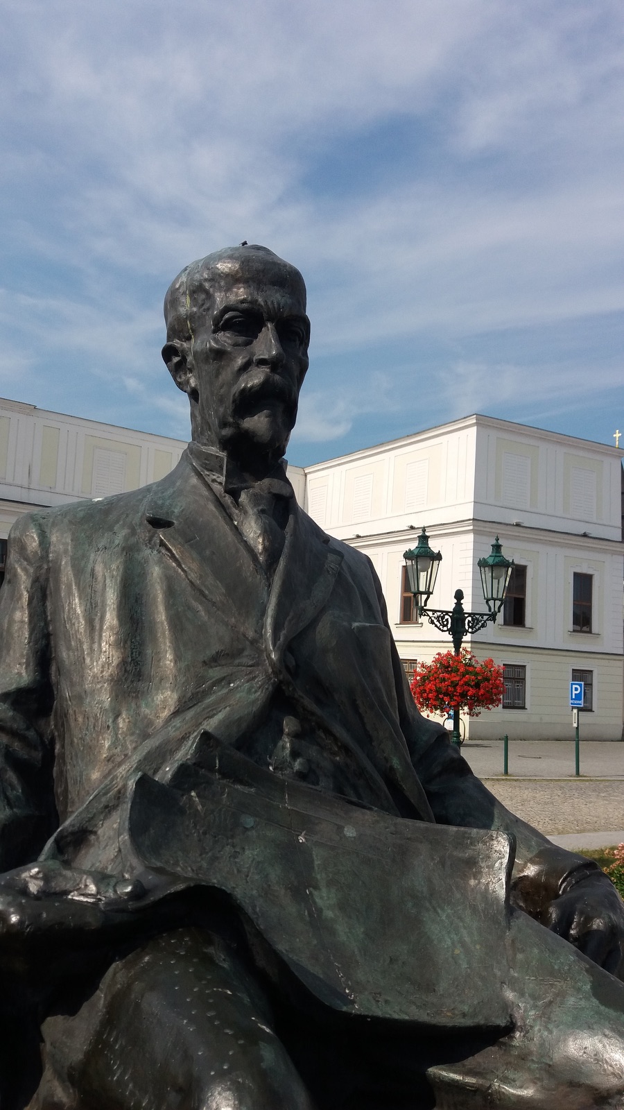 Pomník Tomáše Garrigua Masaryka ve Fryštátě (autor: František Fabiánek, odhalení pomníku v místě jeho původního umístění: 28. října 1928)