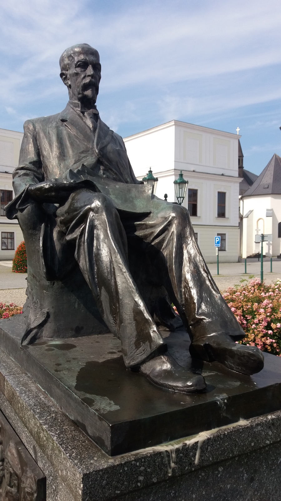 Pomník Tomáše Garrigua Masaryka ve Fryštátě (autor: František Fabiánek, odhalení pomníku v místě jeho původního umístění: 28. října 1928)