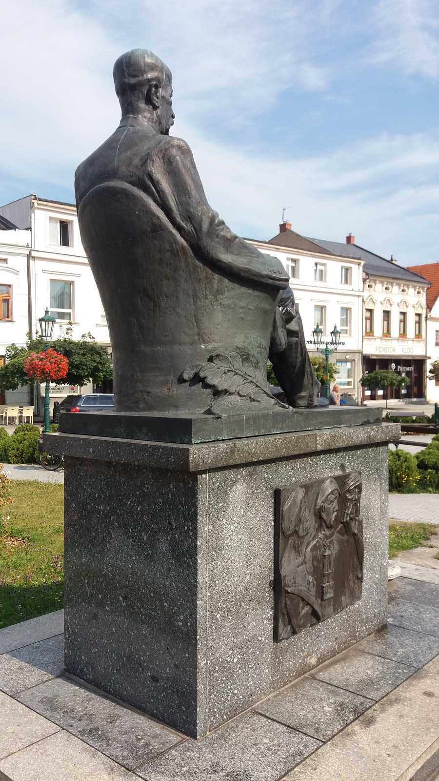Pomník Tomáše Garrigua Masaryka ve Fryštátě (autor: František Fabiánek, odhalení pomníku v místě jeho původního umístění: 28. října 1928)