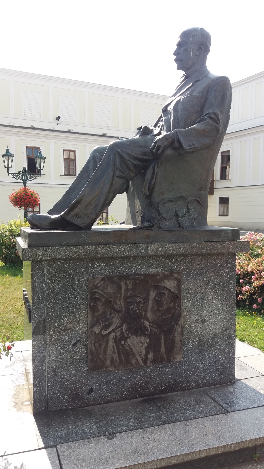 Pomník Tomáše Garrigua Masaryka ve Fryštátě (autor: František Fabiánek, odhalení pomníku v místě jeho původního umístění: 28. října 1928)