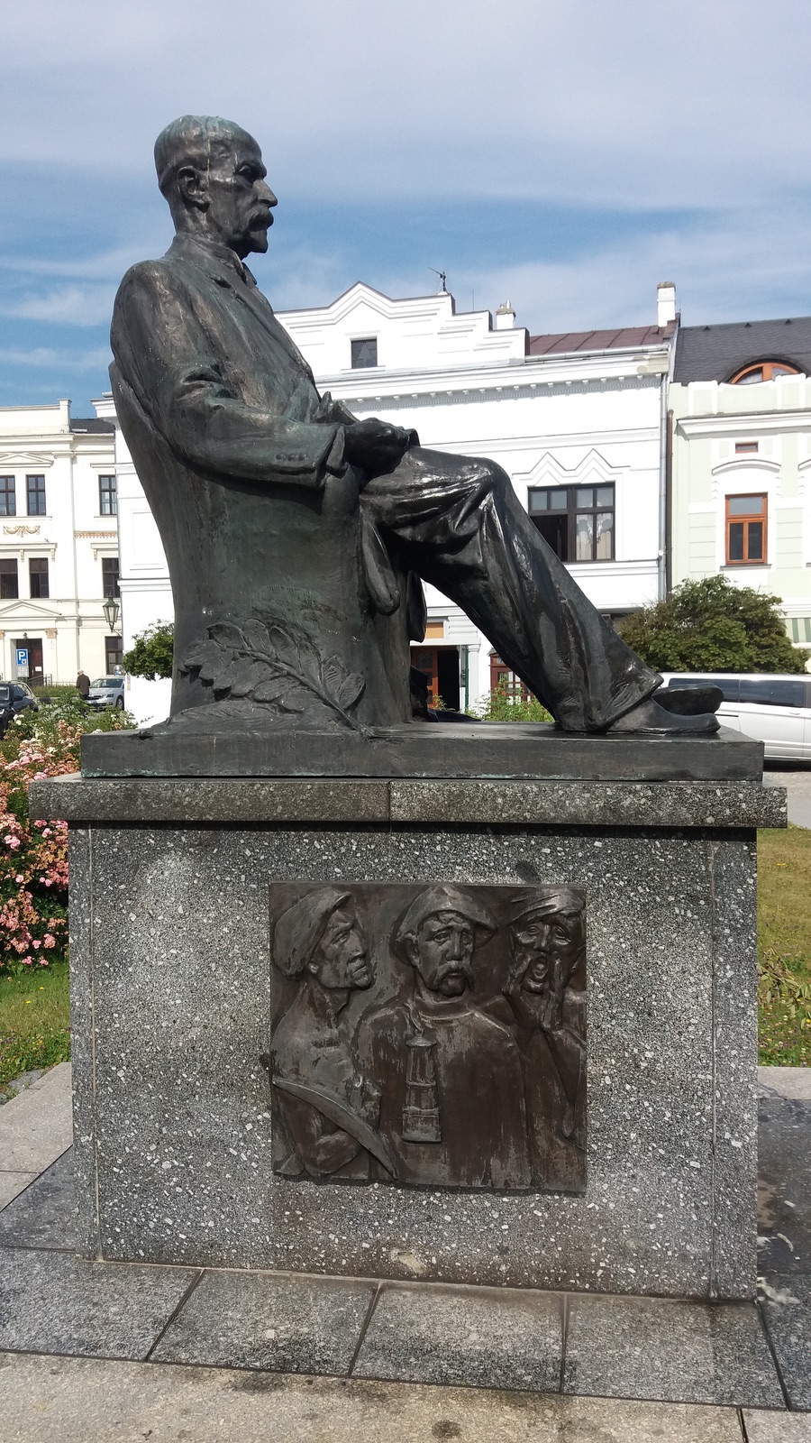 Pomník Tomáše Garrigua Masaryka ve Fryštátě (autor: František Fabiánek, odhalení pomníku v místě jeho původního umístění: 28. října 1928)
