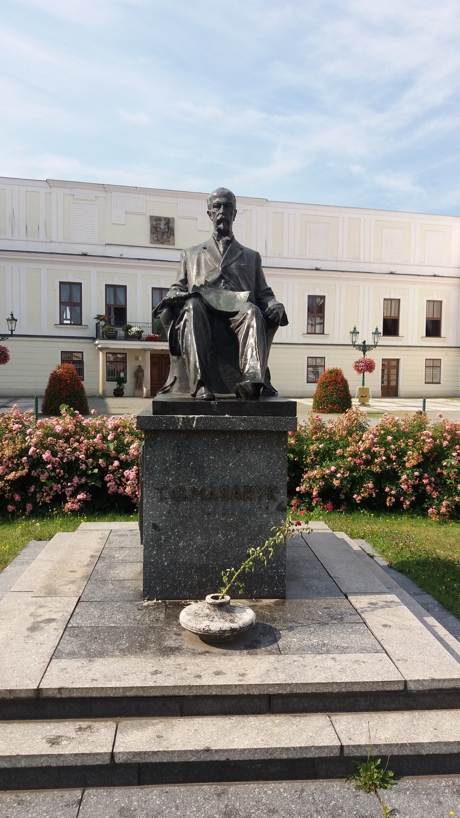 Pomník Tomáše Garrigua Masaryka ve Fryštátě (autor: František Fabiánek, odhalení pomníku v místě jeho původního umístění: 28. října 1928)
