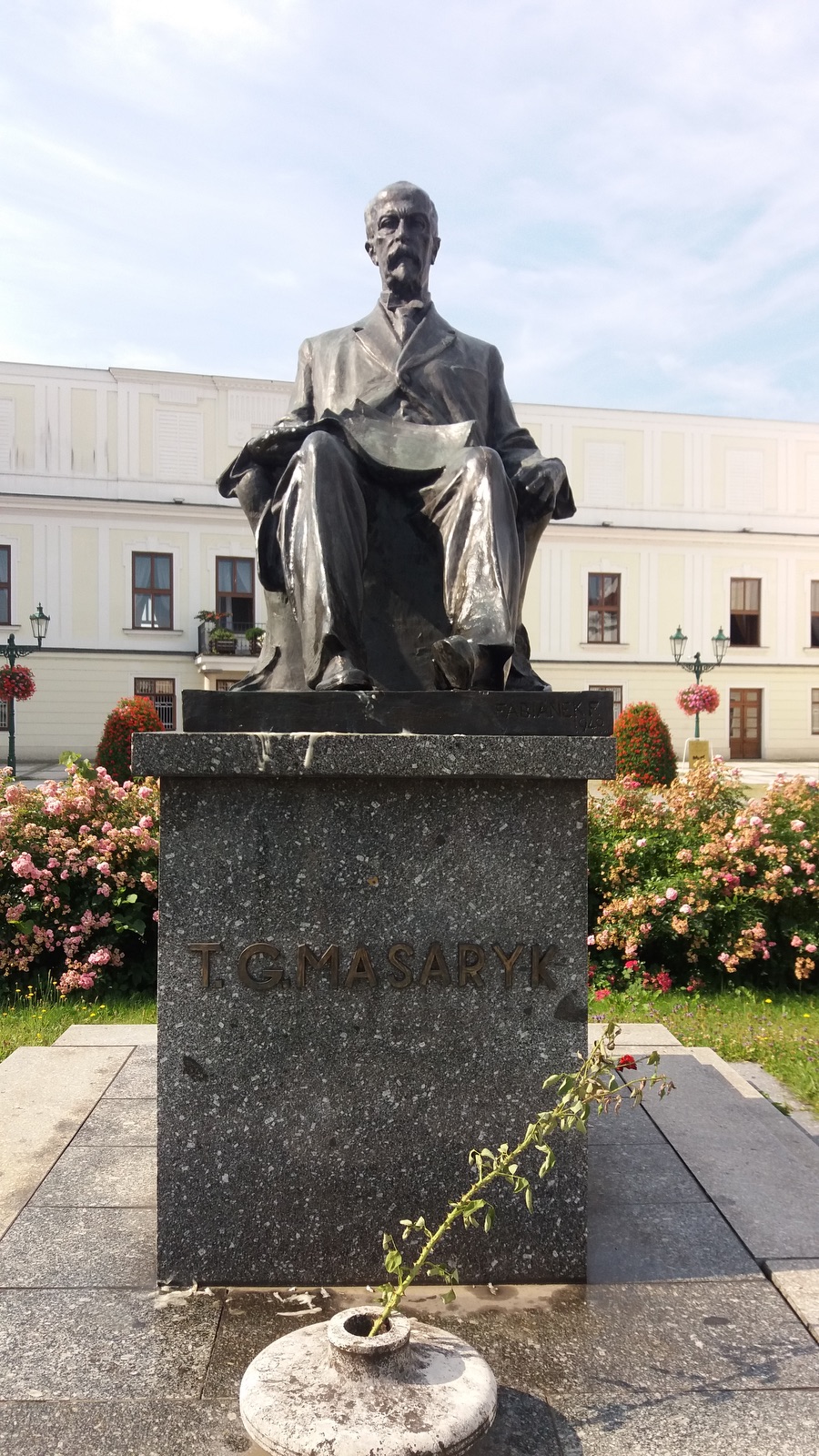 Pomník Tomáše Garrigua Masaryka ve Fryštátě (autor: František Fabiánek, odhalení pomníku v místě jeho původního umístění: 28. října 1928)