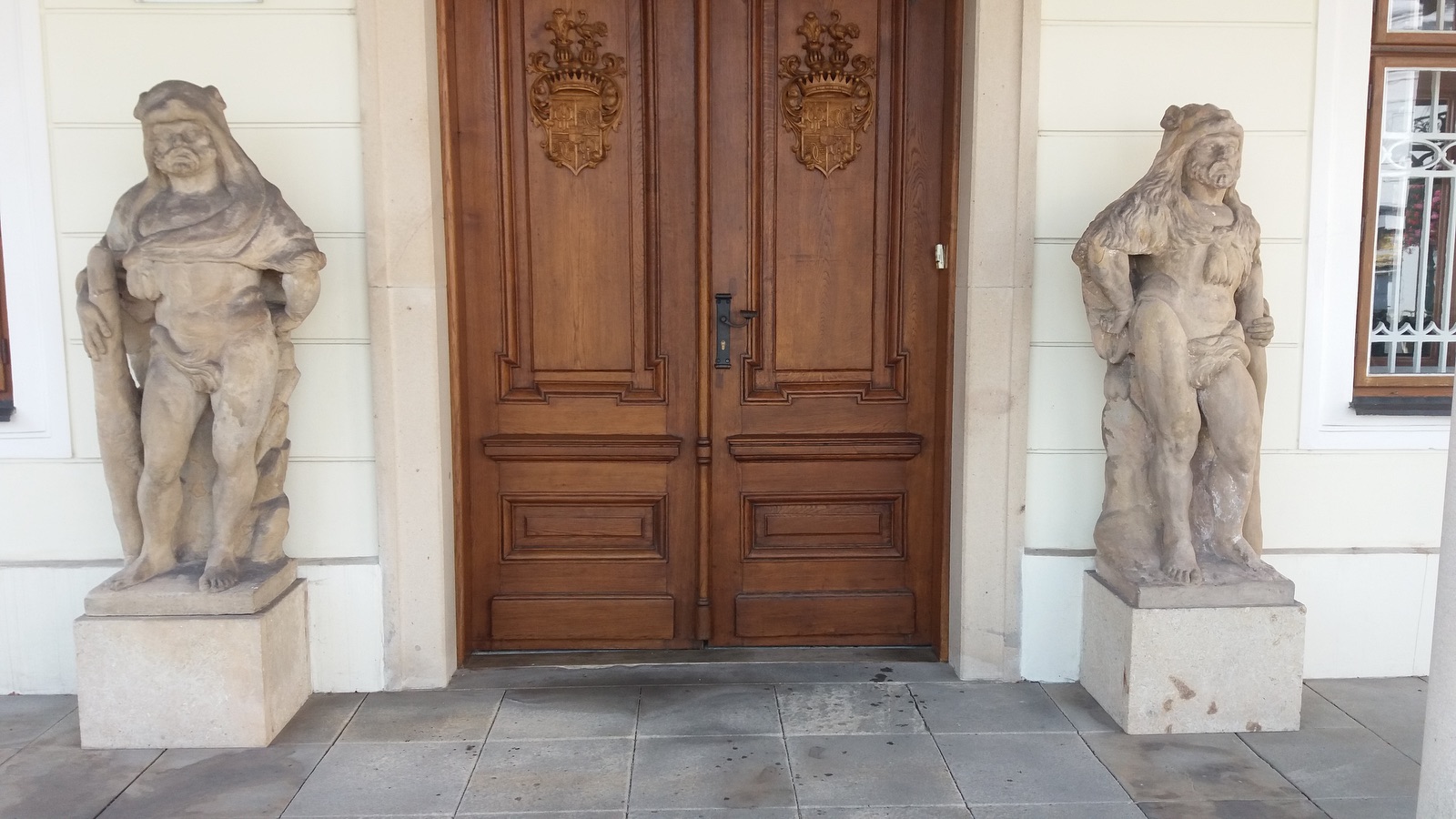 Dvojice pískovcových soch mužských postav z 2. poloviny 17. století. KULTURNÍ PAMÁTKA