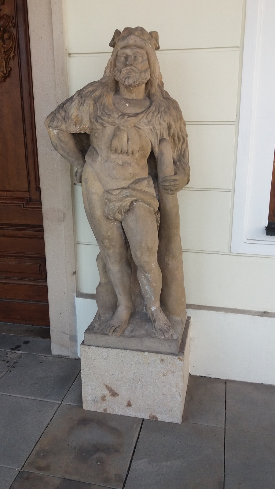Dvojice pískovcových soch mužských postav z 2. poloviny 17. století. KULTURNÍ PAMÁTKA