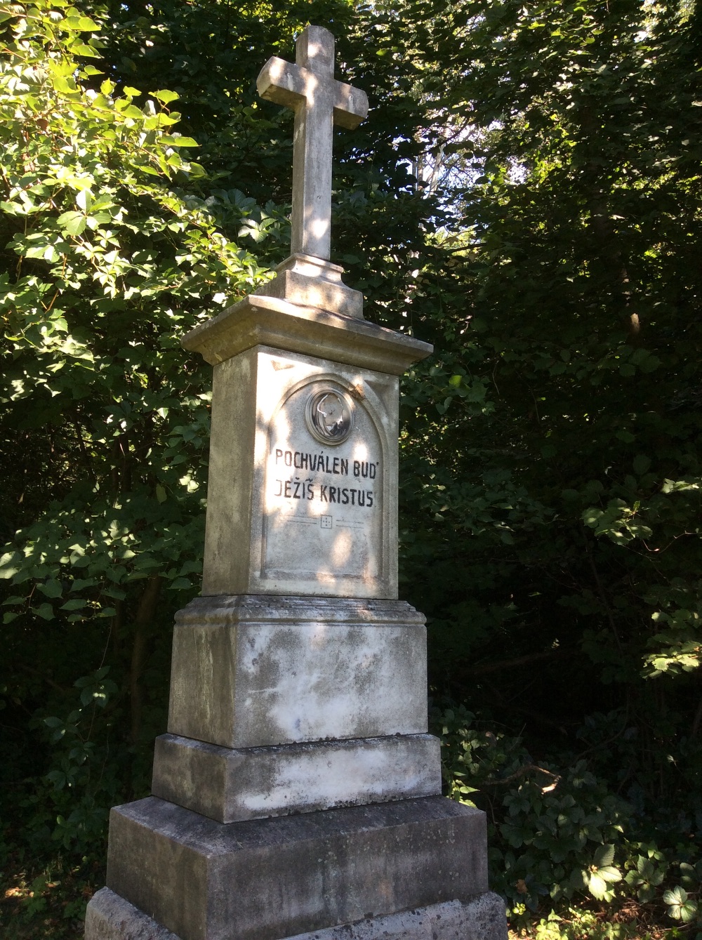 Kamenný kříž z roku 1921 v Doubravě