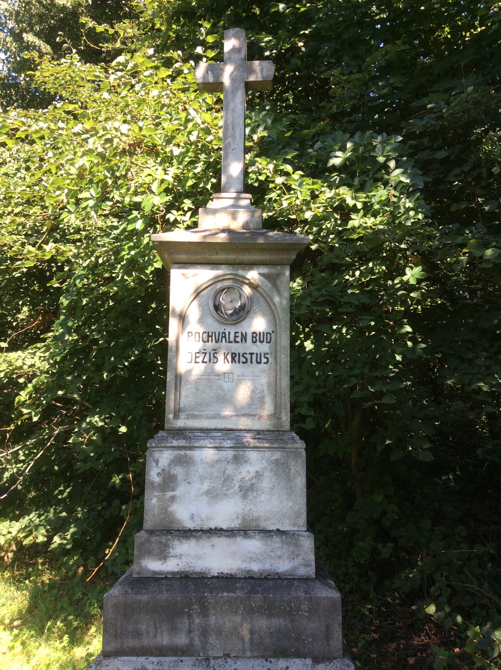 Kamenný kříž z roku 1921 v Doubravě