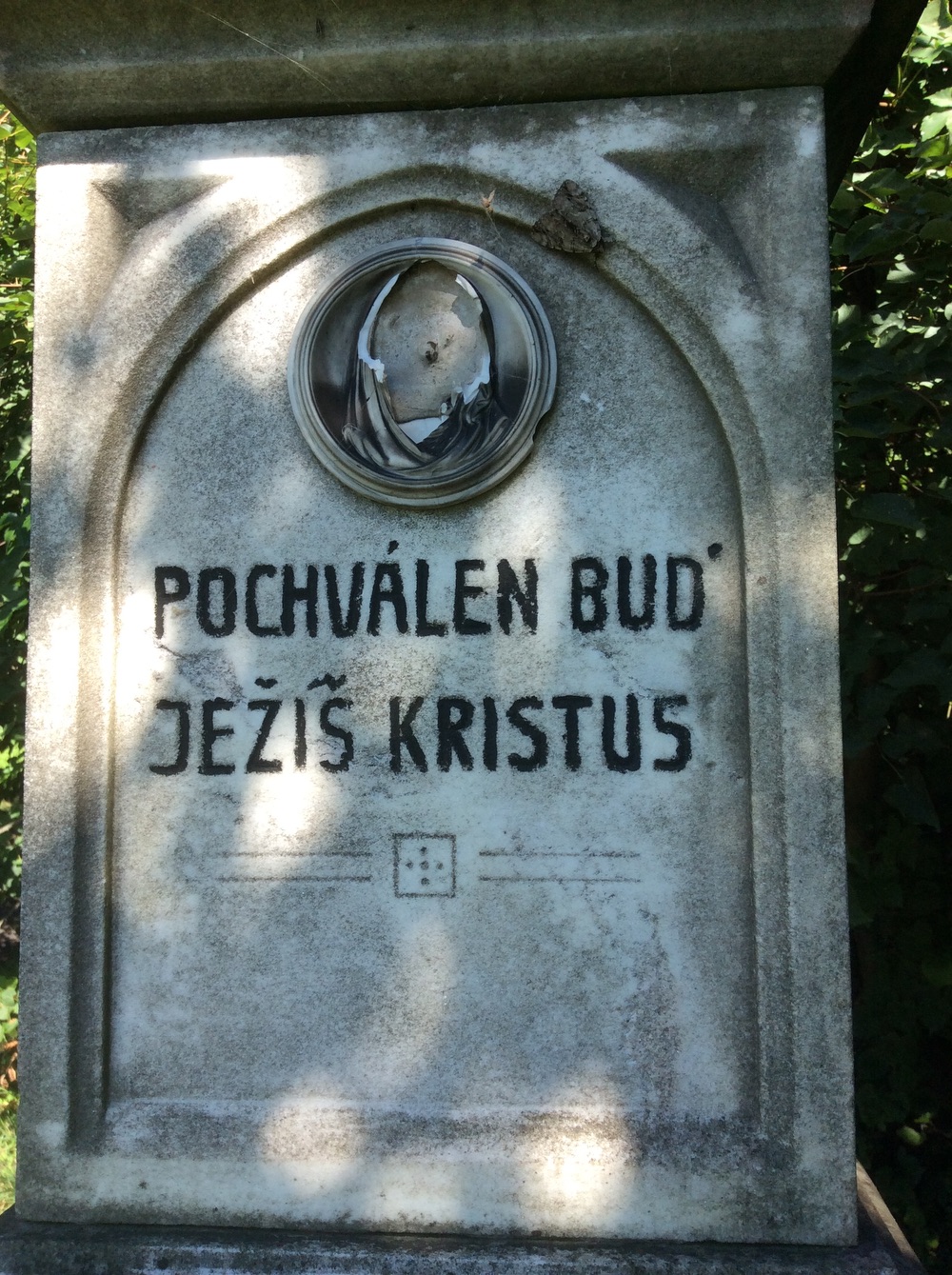 Kamenný kříž z roku 1921 v Doubravě