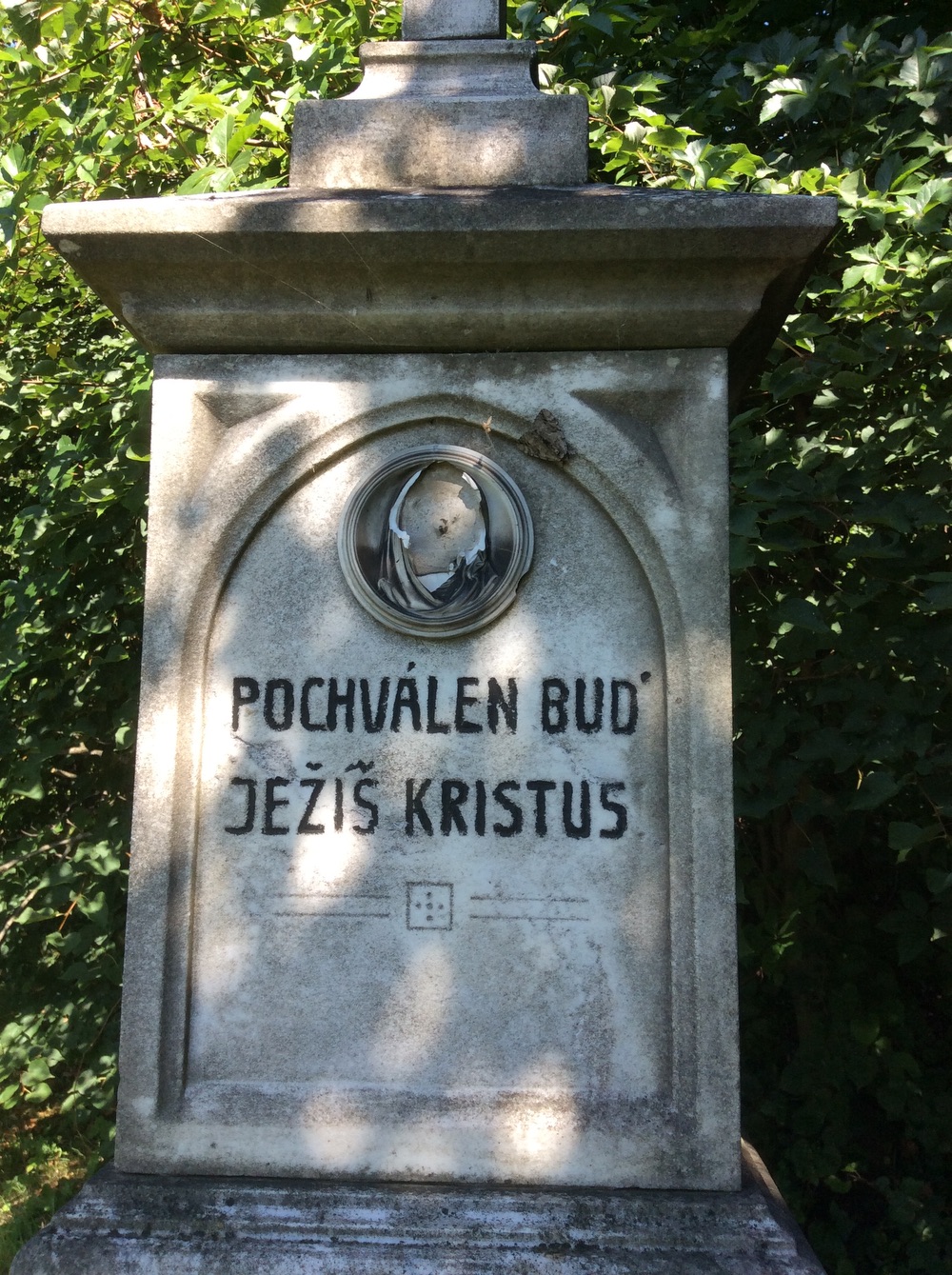 Kamenný kříž z roku 1921 v Doubravě