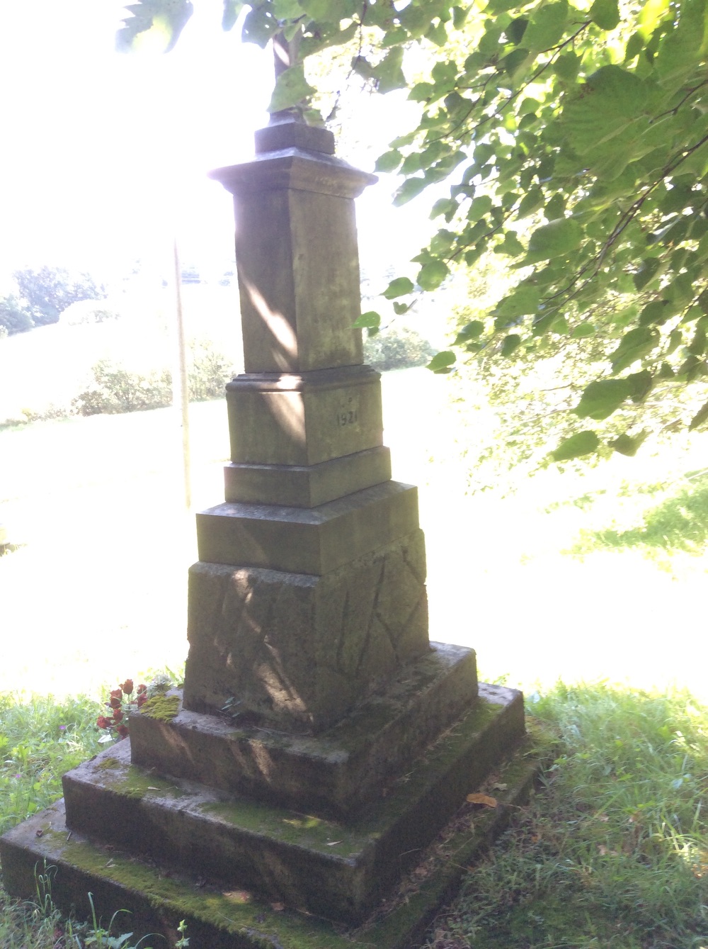 Kamenný kříž z roku 1921 v Doubravě