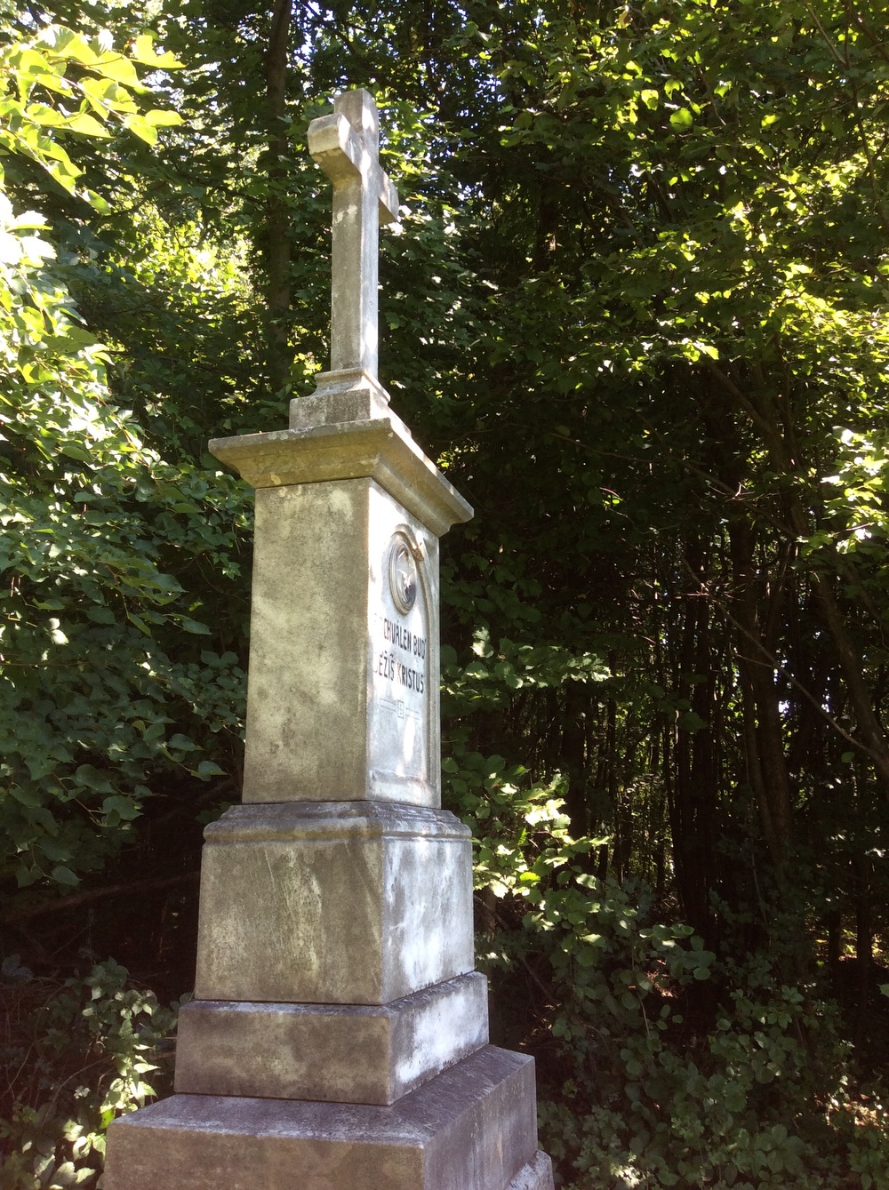 Kamenný kříž z roku 1921 v Doubravě