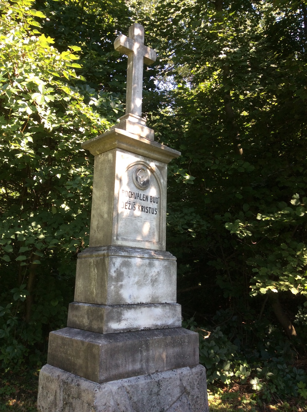 Kamenný kříž z roku 1921 v Doubravě