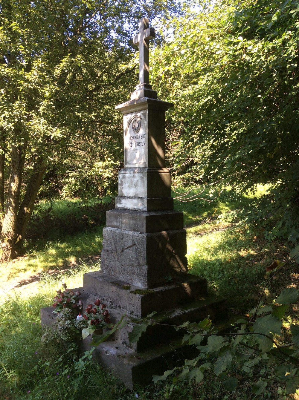 Kamenný kříž z roku 1921 v Doubravě