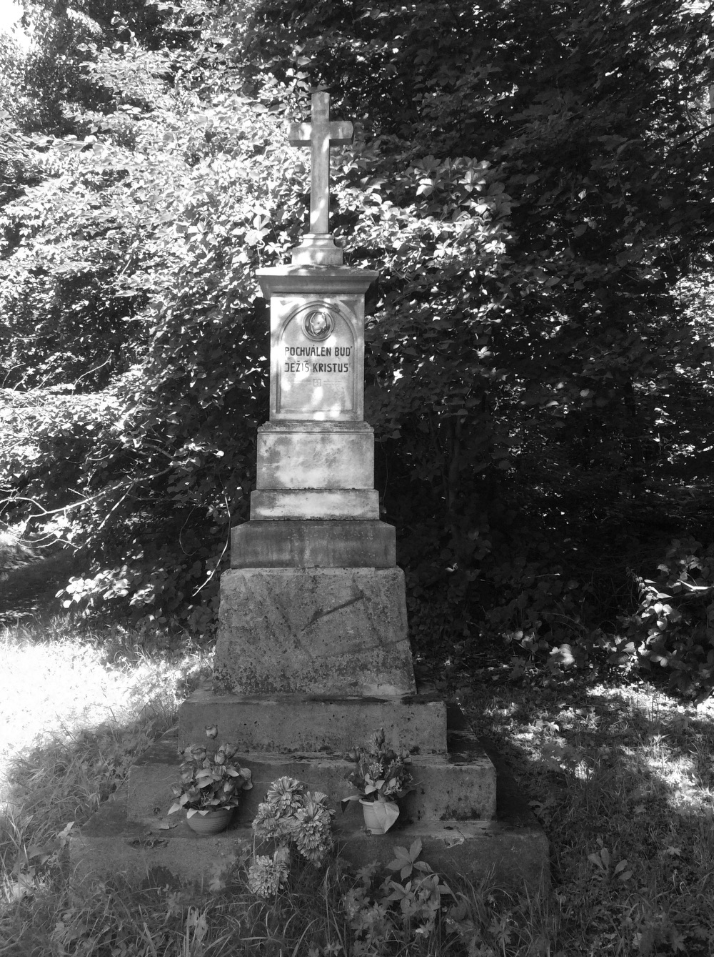 Kamenný kříž z roku 1921 v Doubravě