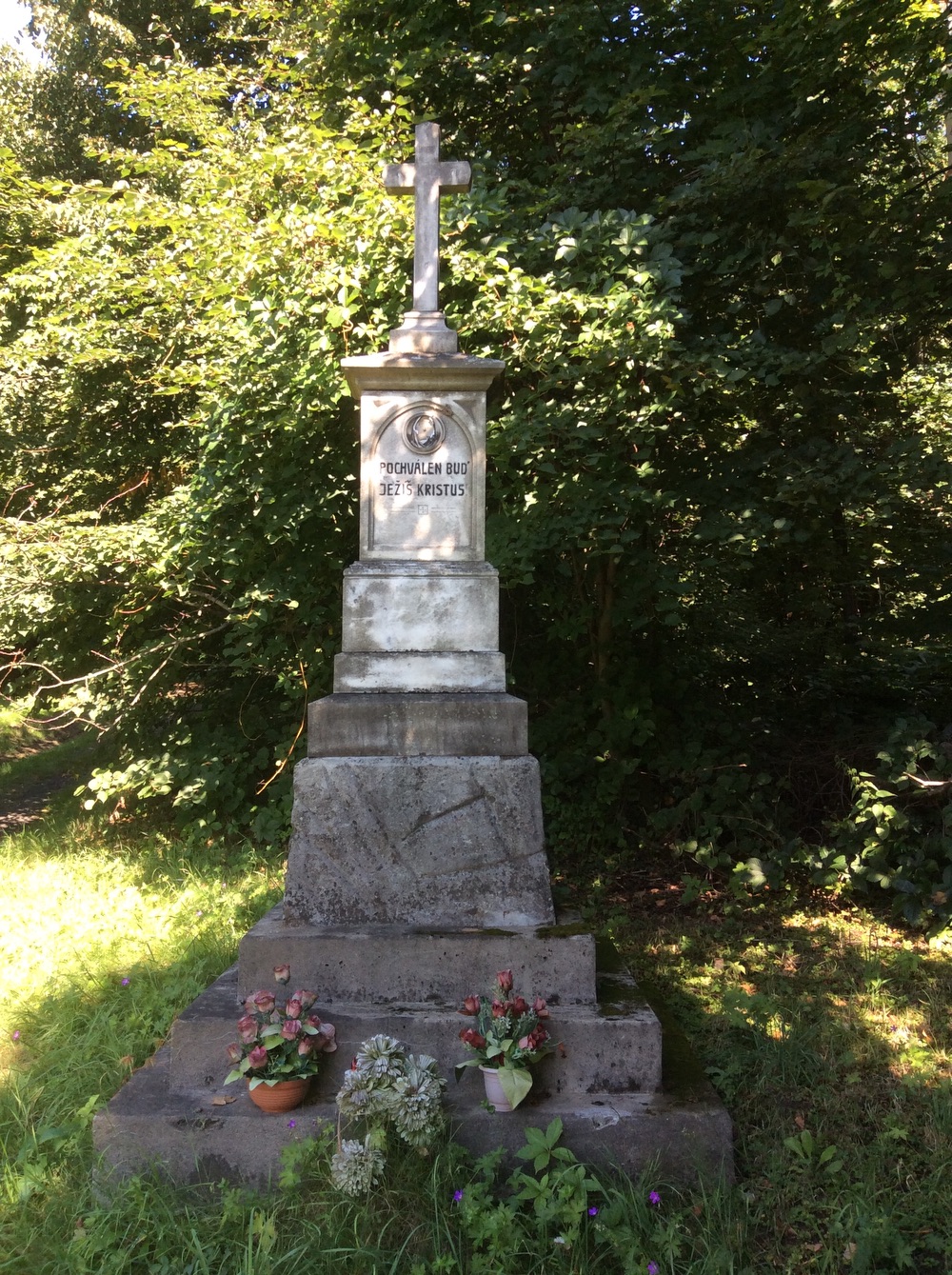 Kamenný kříž z roku 1921 v Doubravě