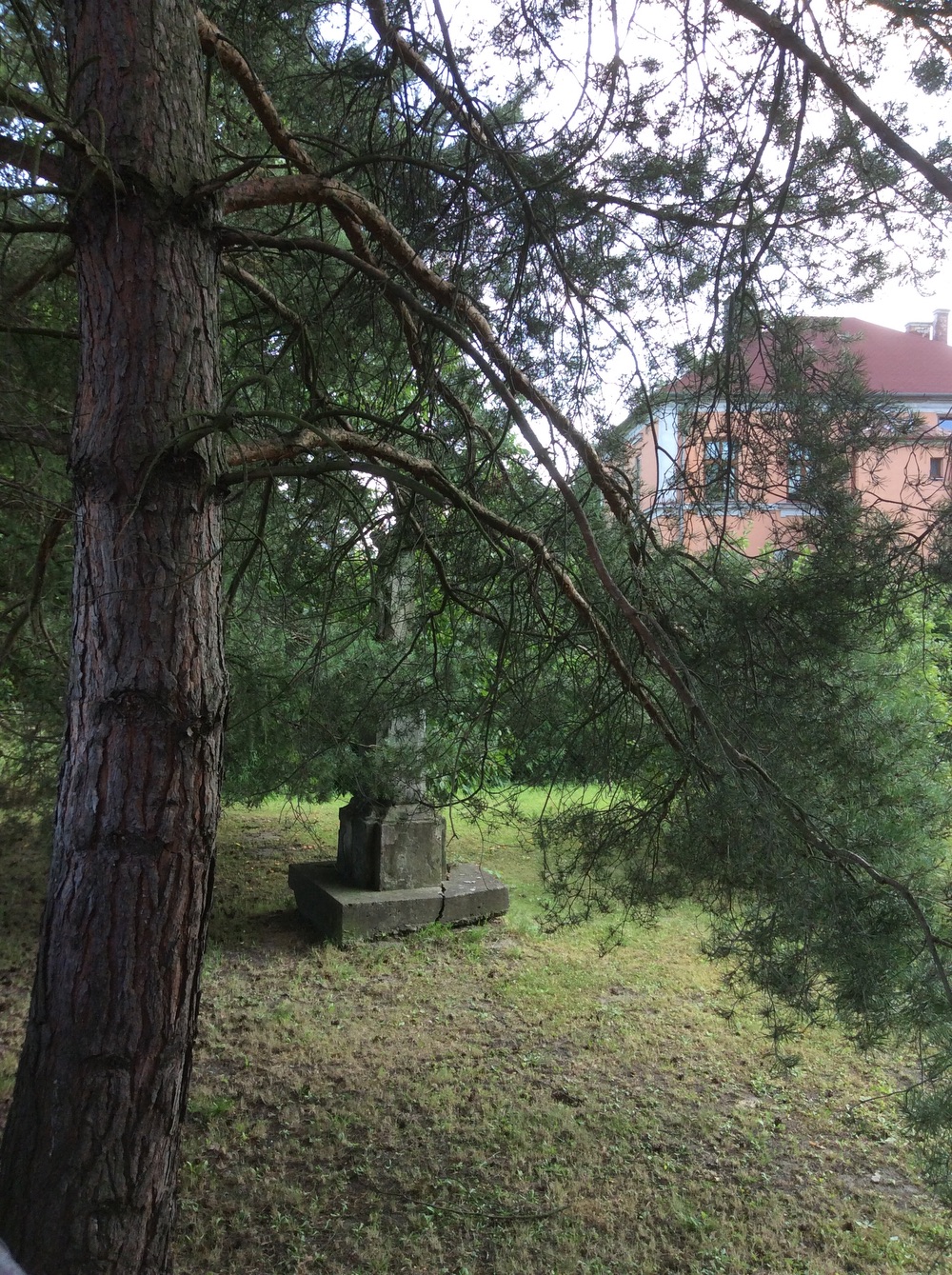Kamenný kříž skrytý v zahradě (Doubrava, čp. 342)