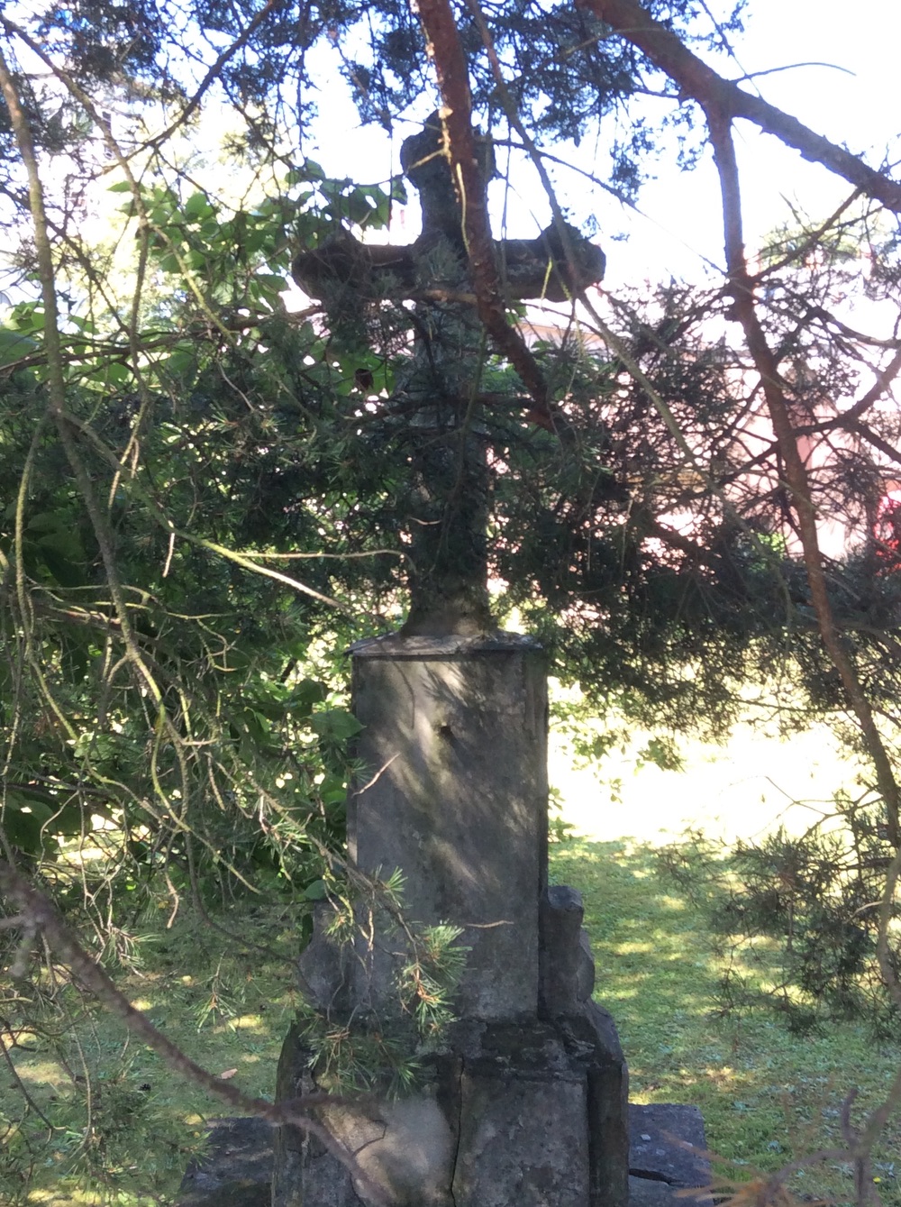 Kamenný kříž skrytý v zahradě (Doubrava, čp. 342)