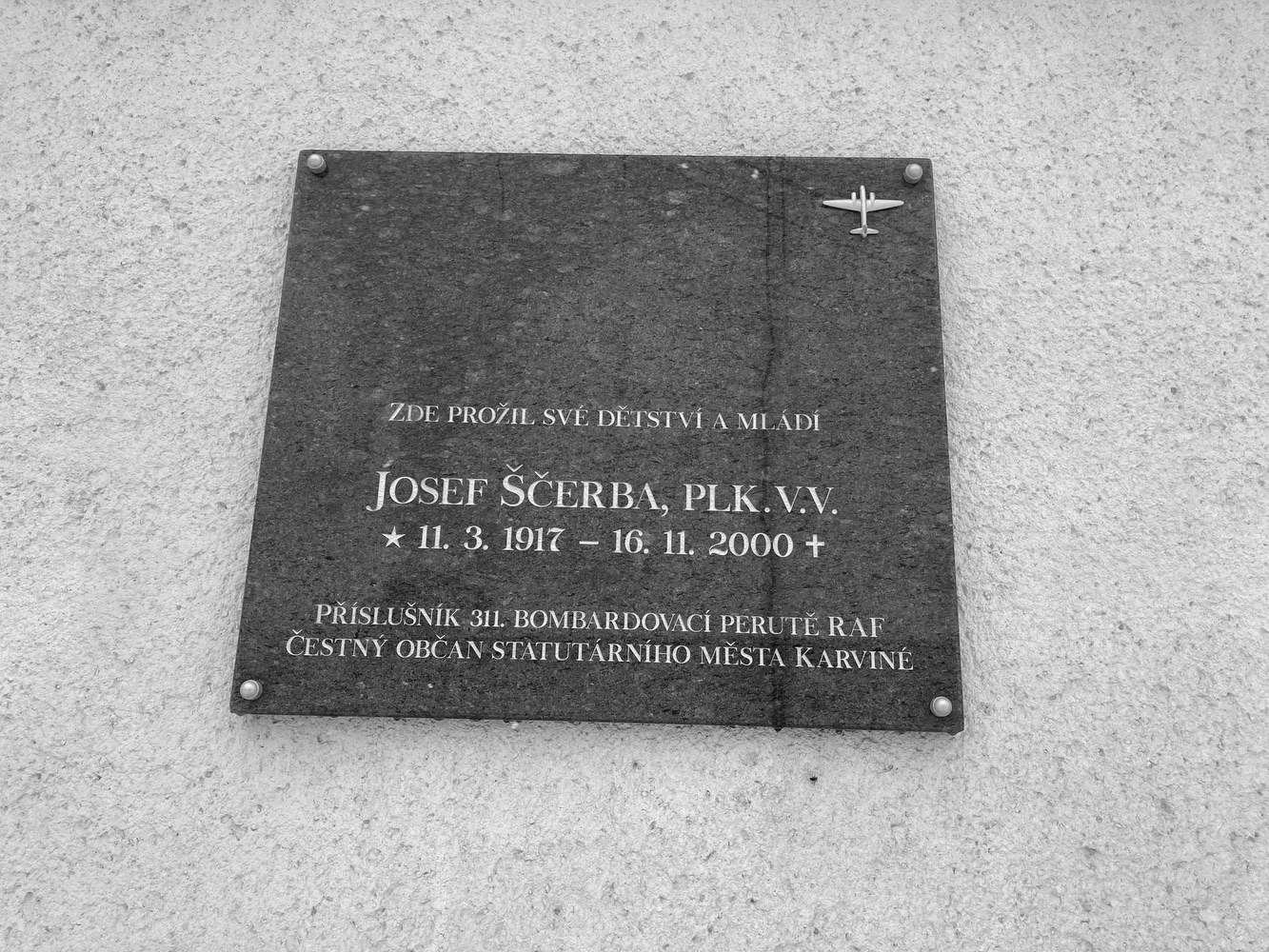 Pamětní deska Josefa Ščerby, plk. v.v., příslušníka 311. bombardovací perutě RAF na zdi domu čp. 169/103 v Karviné - Ráji