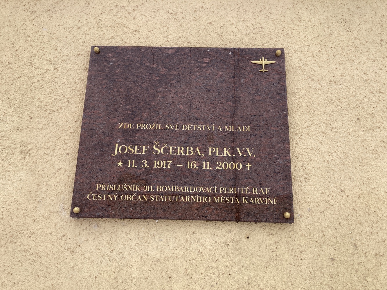 Pamětní deska Josefa Ščerby, plk. v.v., příslušníka 311. bombardovací perutě RAF na zdi domu čp. 169/103 v Karviné - Ráji