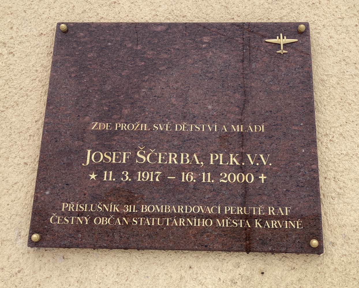 Pamětní deska Josefa Ščerby, plk. v.v., příslušníka 311. bombardovací perutě RAF na zdi domu čp. 169/103 v Karviné - Ráji