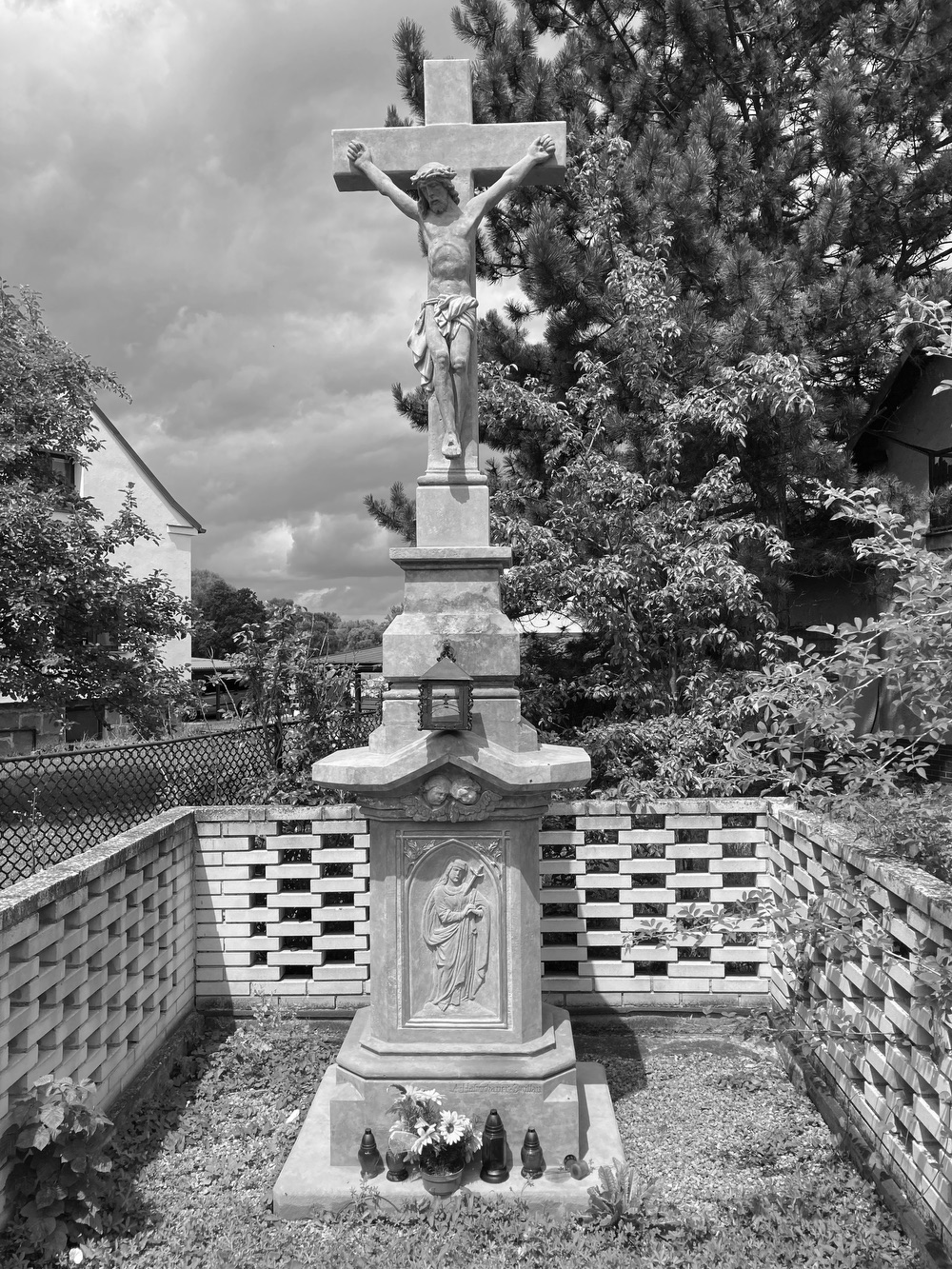 Kamenný kříž z roku 1872 u domu čp. 9 v Koukolné