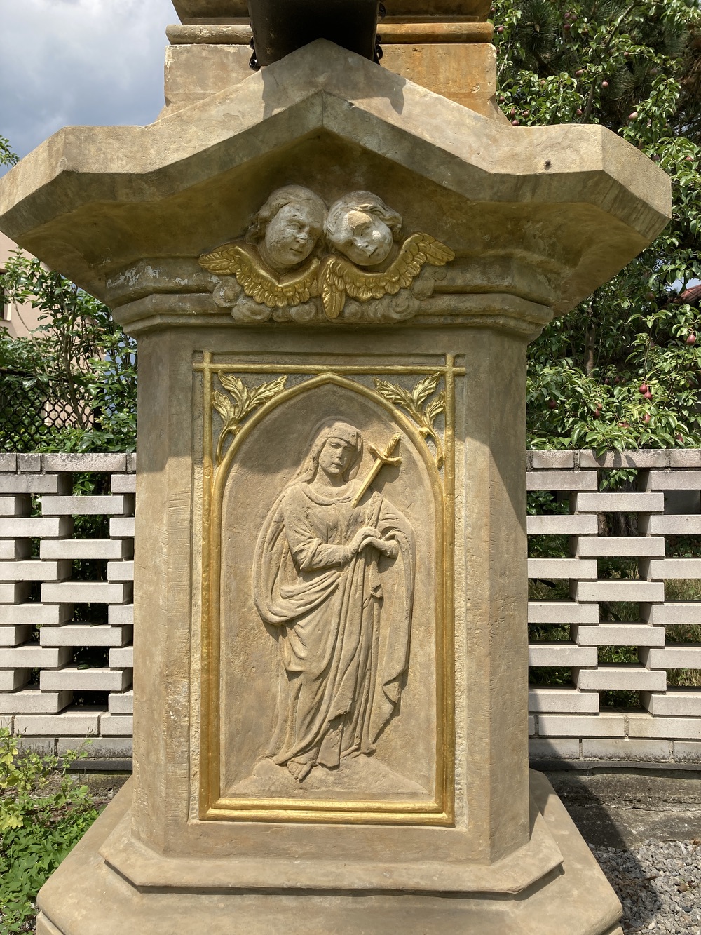Kamenný kříž z roku 1872 u domu čp. 9 v Koukolné