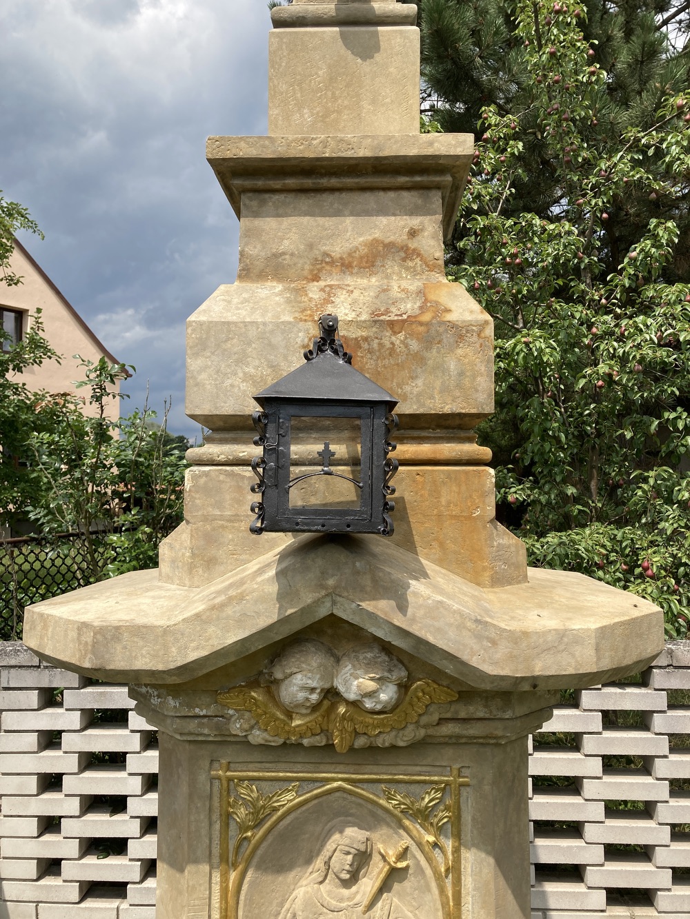 Kamenný kříž z roku 1872 u domu čp. 9 v Koukolné