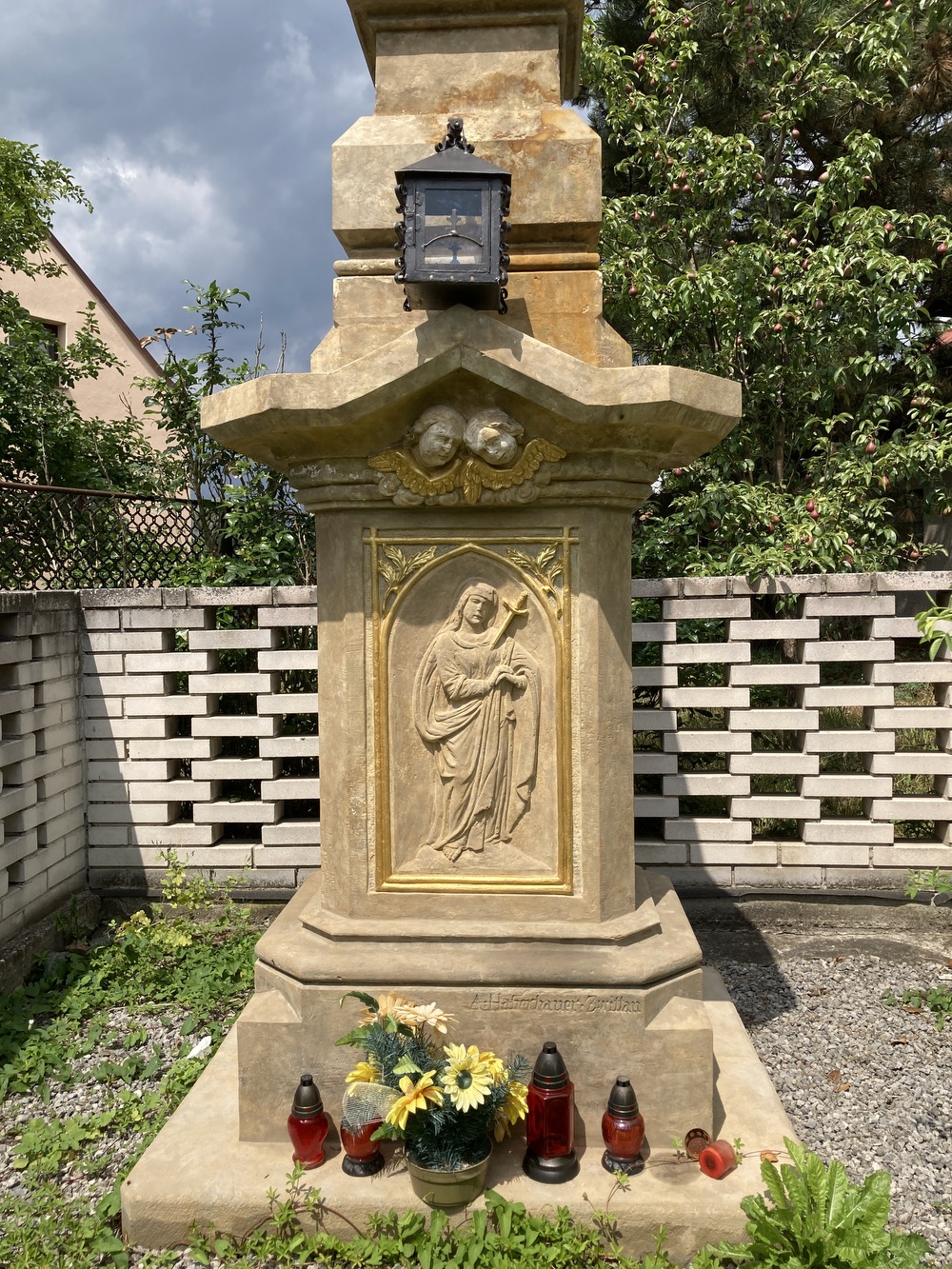 Kamenný kříž z roku 1872 u domu čp. 9 v Koukolné