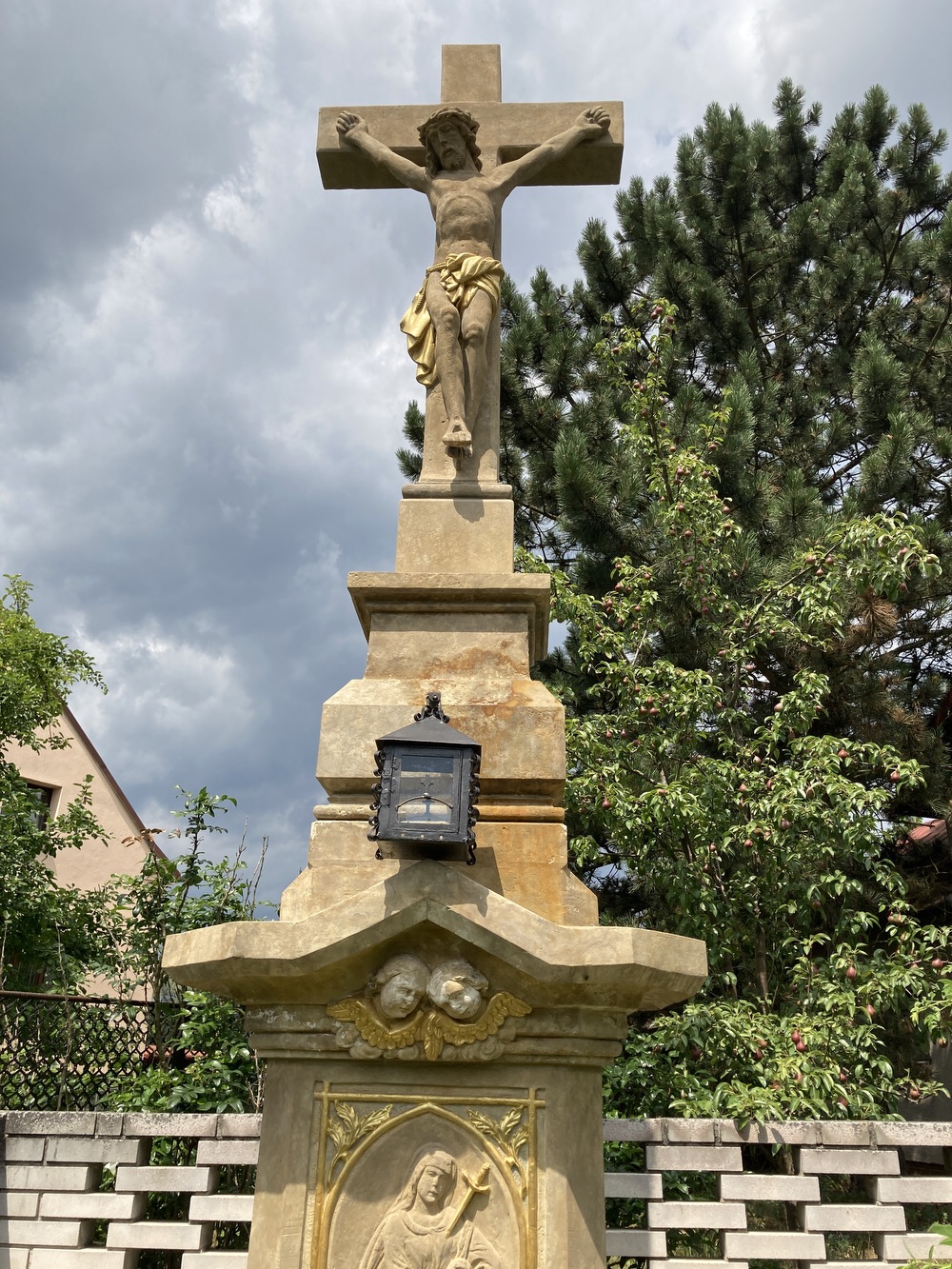 Kamenný kříž z roku 1872 u domu čp. 9 v Koukolné