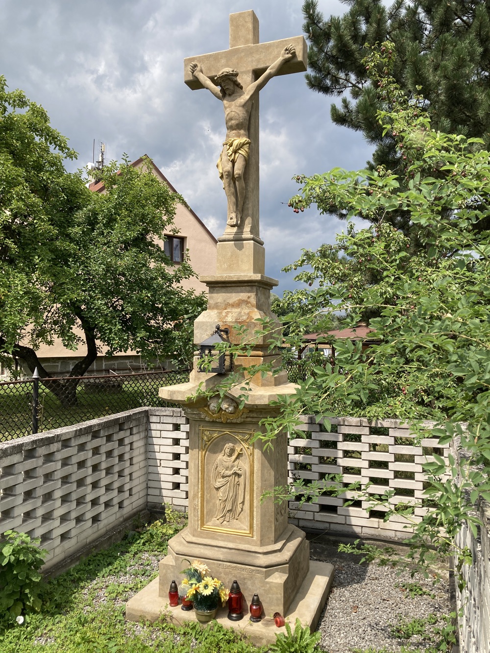 Kamenný kříž z roku 1872 u domu čp. 9 v Koukolné