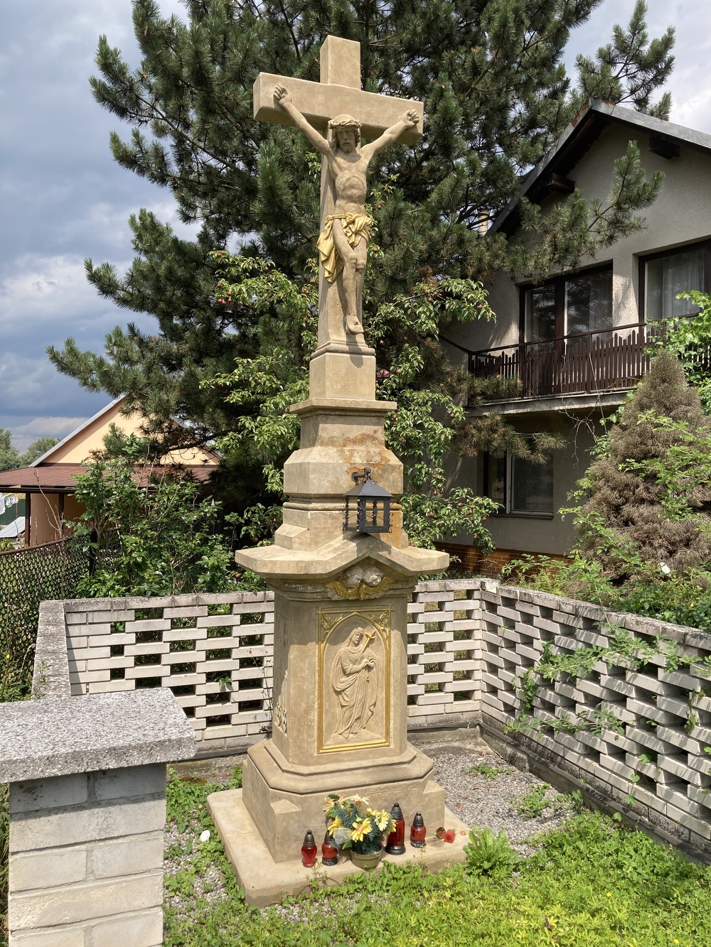 Kamenný kříž z roku 1872 u domu čp. 9 v Koukolné