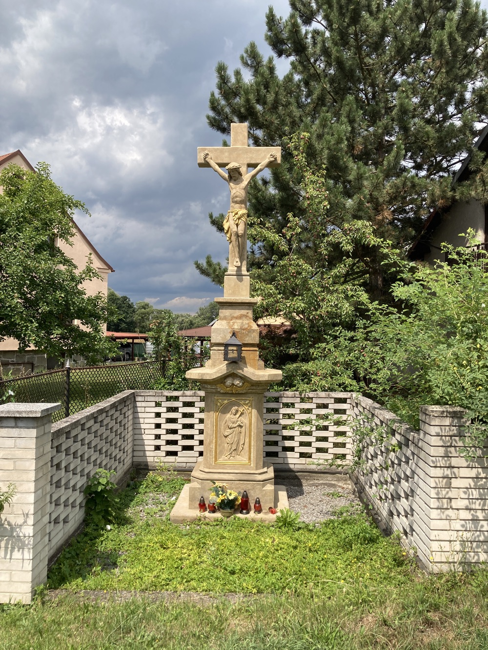 Kamenný kříž z roku 1872 u domu čp. 9 v Koukolné