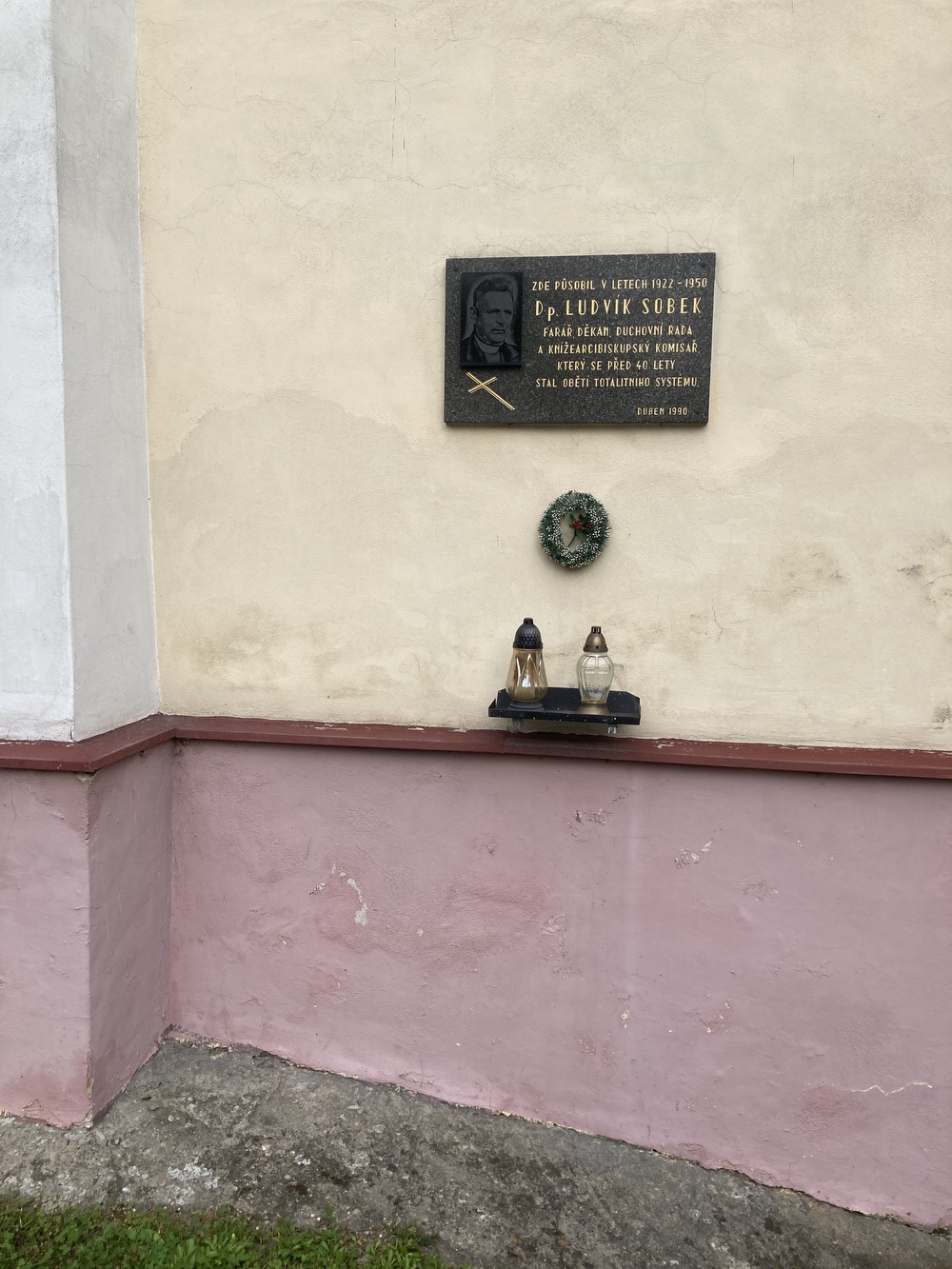 Pamětní deska  u hlavního portálu kostela sv. Martina v Petrovicích u Karviné, připomínající Dp. Ludvíka Sobka, který byl pravděpodobně zavražděn příslušníky Státní bezpečnosti, nebo místními komunistickými funkcionáři v roce 1950.