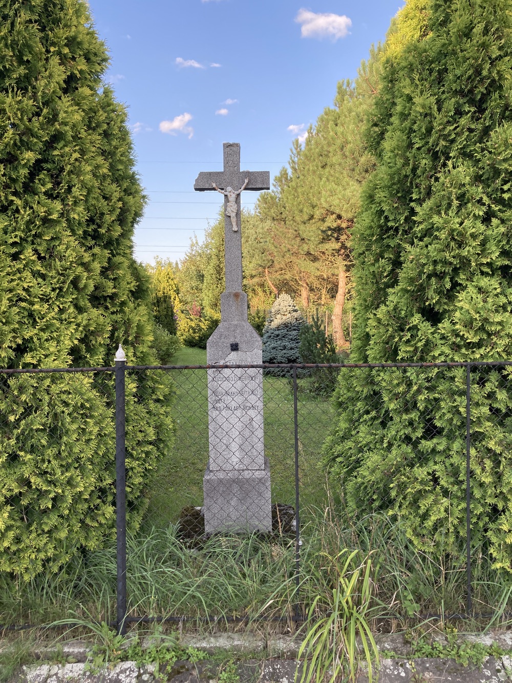 Kamenný kříž s Kristem v Dětmarovicích, u čp. 466