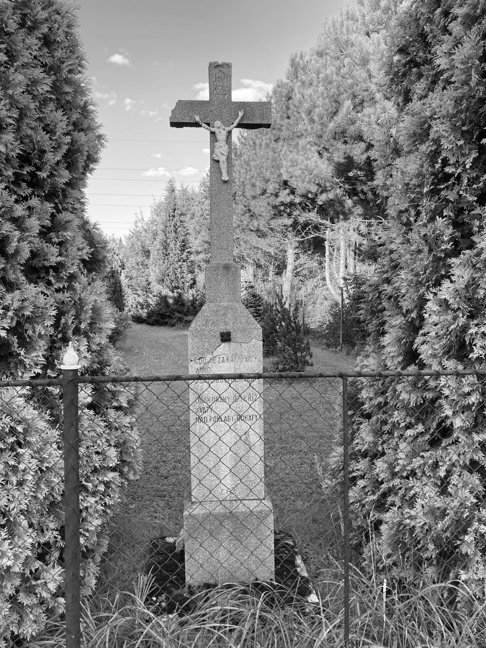 Tzv. Celnerův kamenný kříž s Kristem v Dětmarovicích, u čp. 466