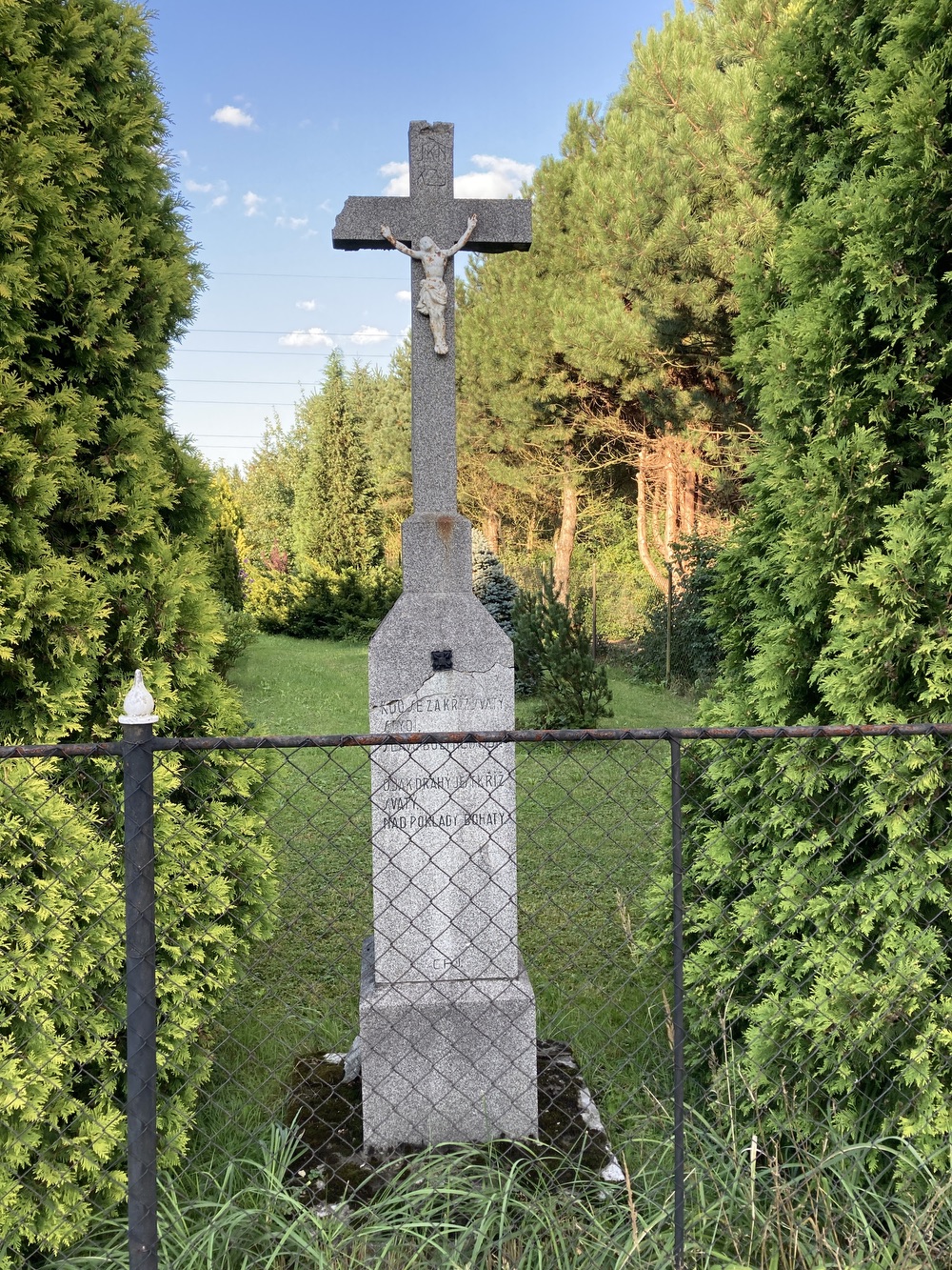 Kamenný kříž s Kristem v Dětmarovicích, u čp. 466