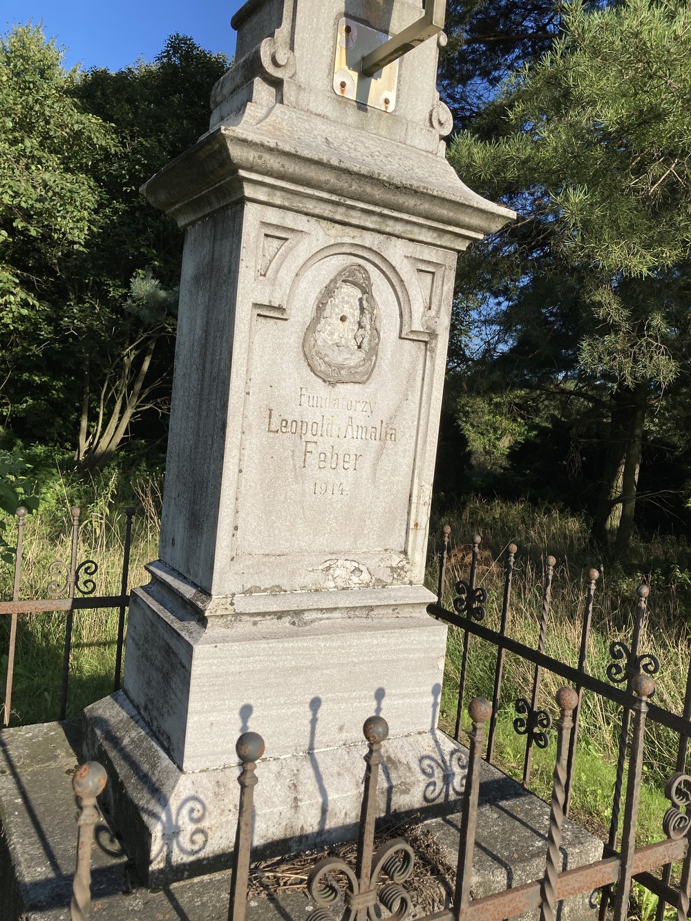 Kamenný kříž z roku 1914 ve Stonavě. Nápis: Fundatorzy Leopold i Amalia Feber 1914.
