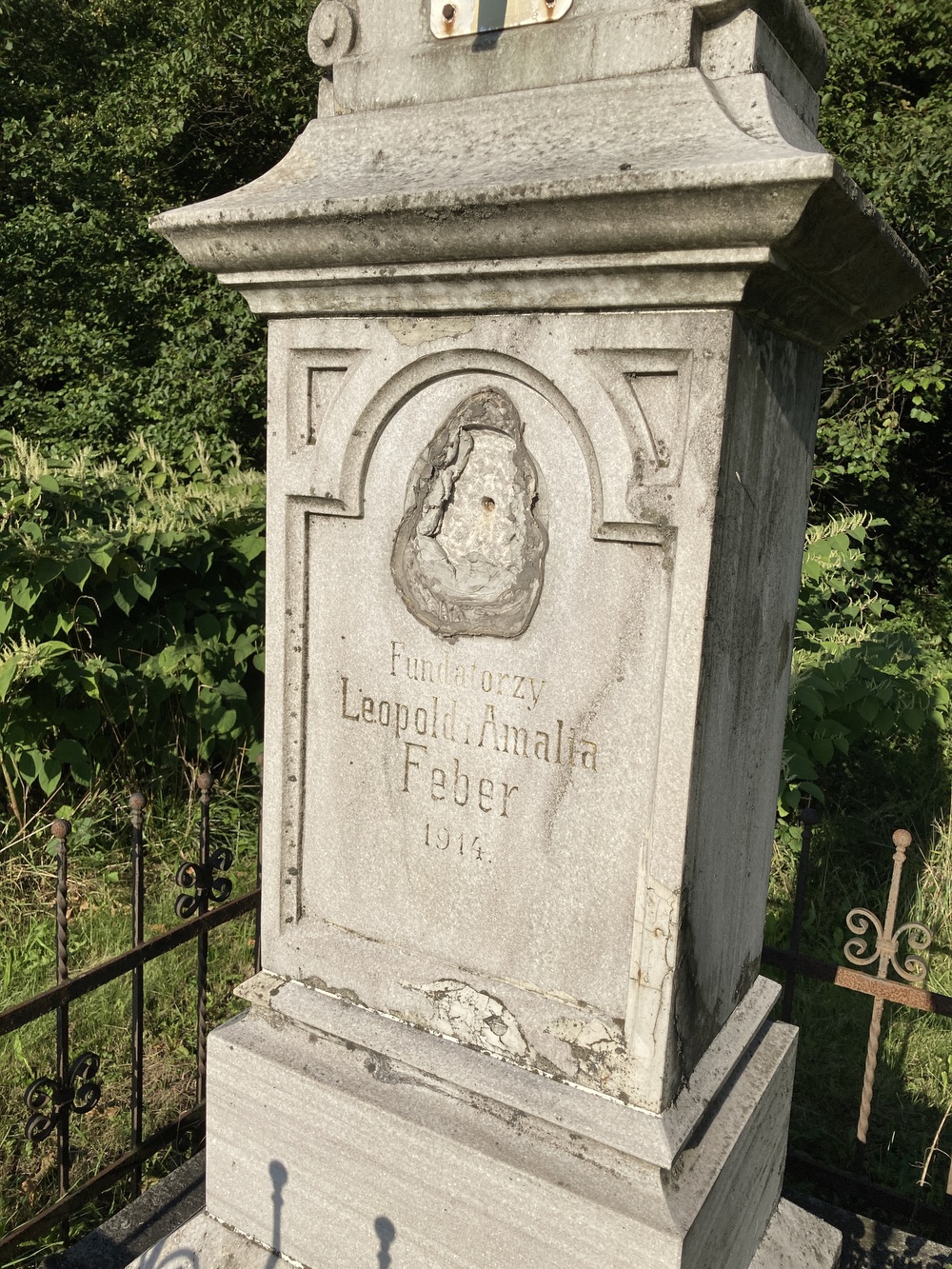 Kamenný kříž z roku 1914 ve Stonavě. Nápis: Fundatorzy Leopold i Amalia Feber 1914.