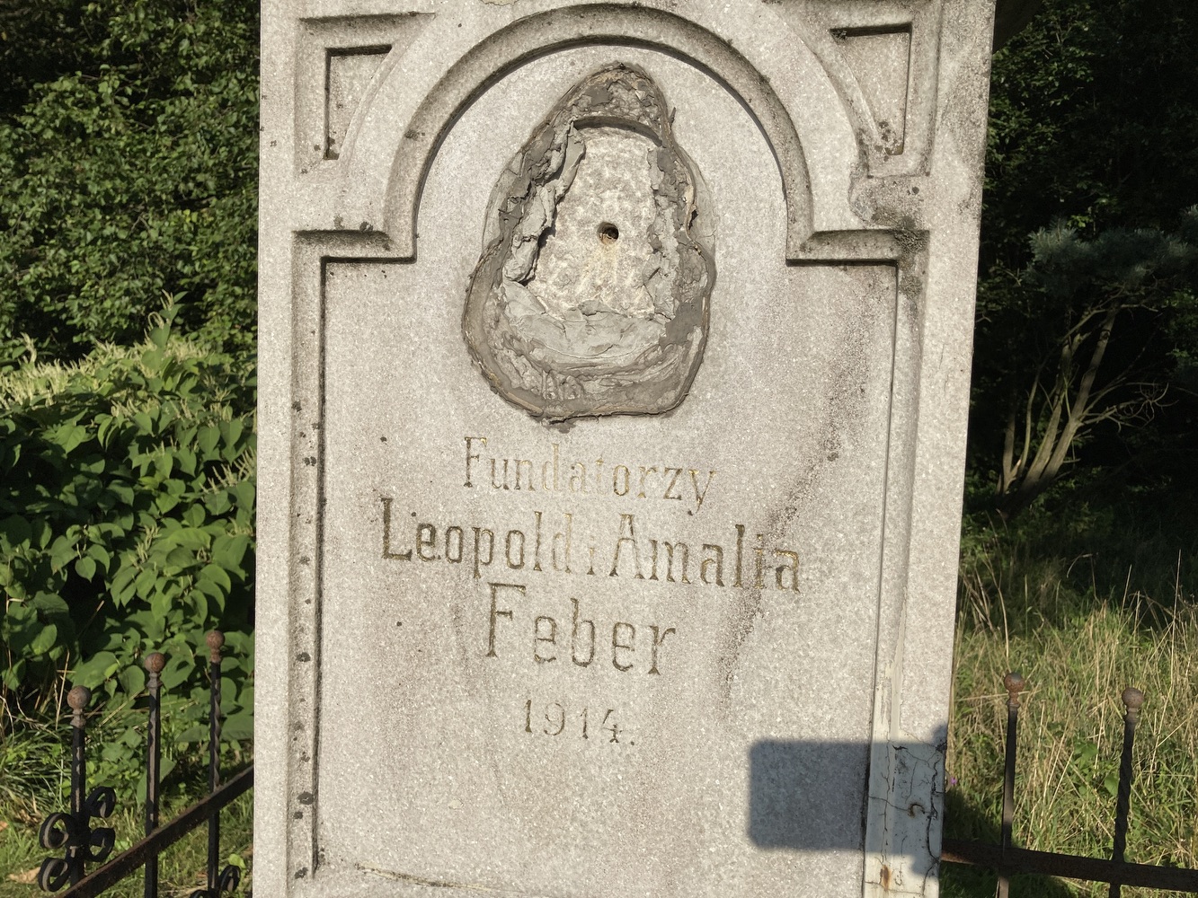 Kamenný kříž z roku 1914 ve Stonavě. Nápis: Fundatorzy Leopold i Amalia Feber 1914.
