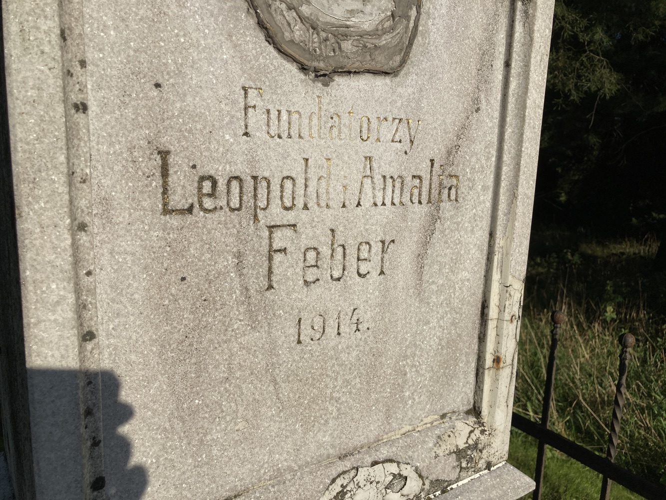 Kamenný kříž z roku 1914 ve Stonavě. Nápis: Fundatorzy Leopold i Amalia Feber 1914.