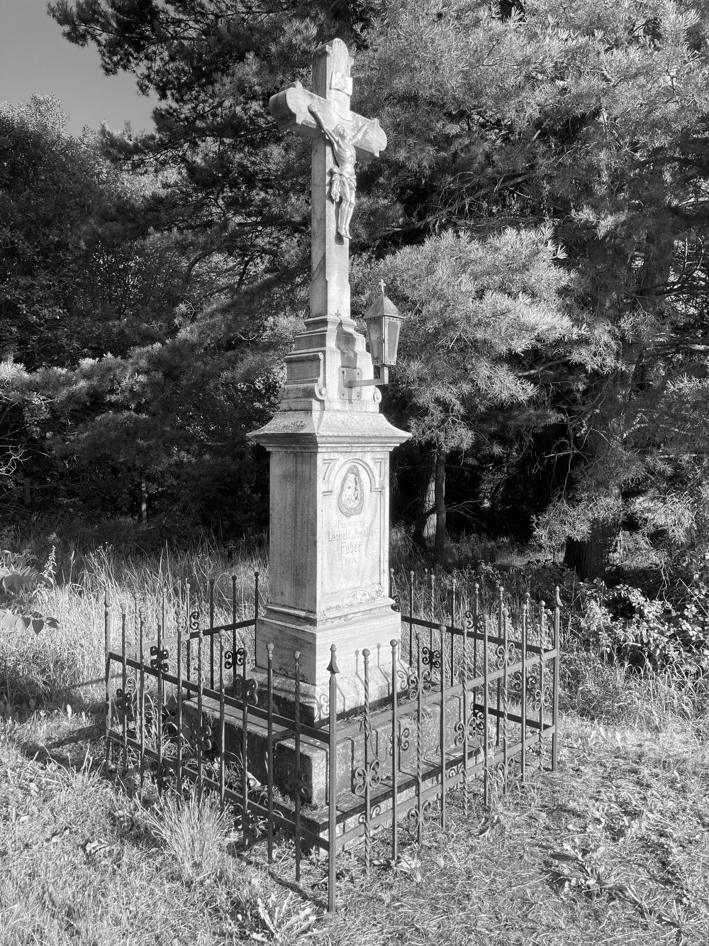 Kamenný kříž z roku 1914 ve Stonavě
