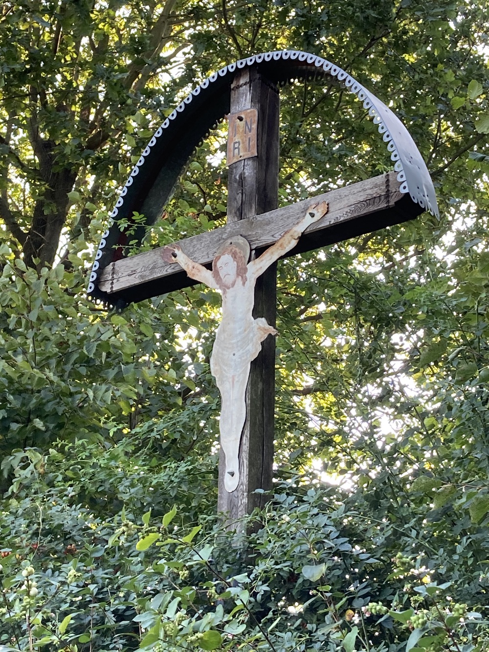 Dřevěný kříž s plechovým Kristem ve Stonavě