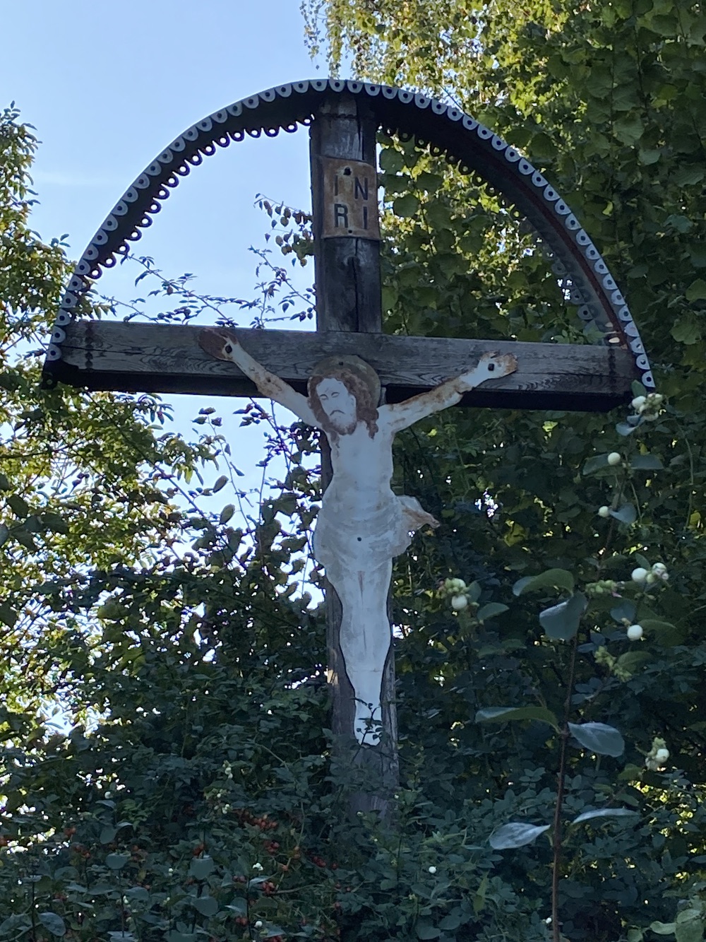 Dřevěný kříž s plechovým Kristem ve Stonavě