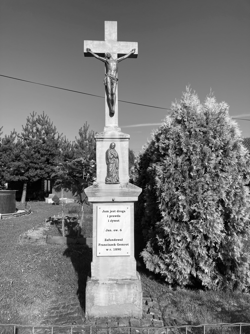 Kamenný kříž s Kristem ve Stonavě. Nápis: Jam jest droga i prawda i źywot. Jan. ew. 6. Zafundowal Franciszek Gemrot w r. 1890