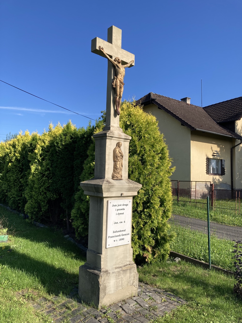 Kamenný kříž s Kristem ve Stonavě. Nápis: Jam jest droga i prawda i źywot. Jan. ew. 6. Zafundowal Franciszek Gemrot w r. 1890