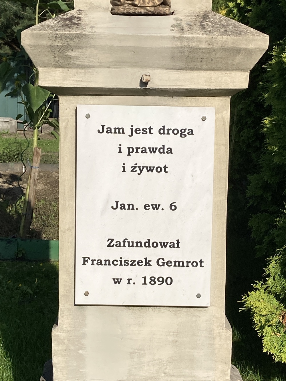 Kamenný kříž s Kristem ve Stonavě. Nápis: Jam jest droga i prawda i źywot. Jan. ew. 6. Zafundowal Franciszek Gemrot w r. 1890